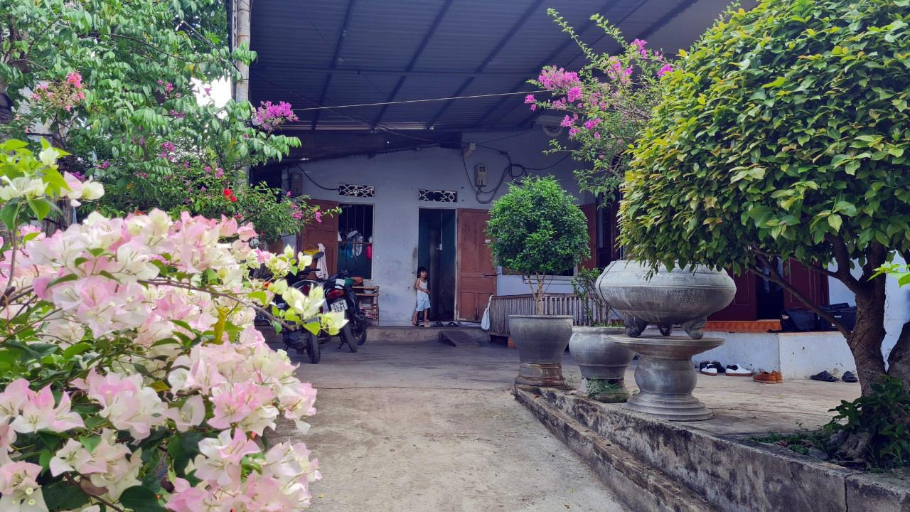 Ngôi nhà của ông Quý được sự hỗ trợ của Đảng, Nhà nước và các tổ chức xã hội đã được xây dựng khang trang hơn.