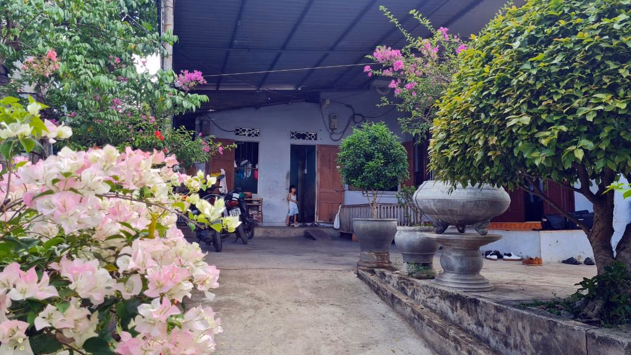 Ngôi nhà của ông Quý được sự hỗ trợ của Đảng, Nhà nước và các tổ chức xã hội đã được xây dựng khang trang hơn.