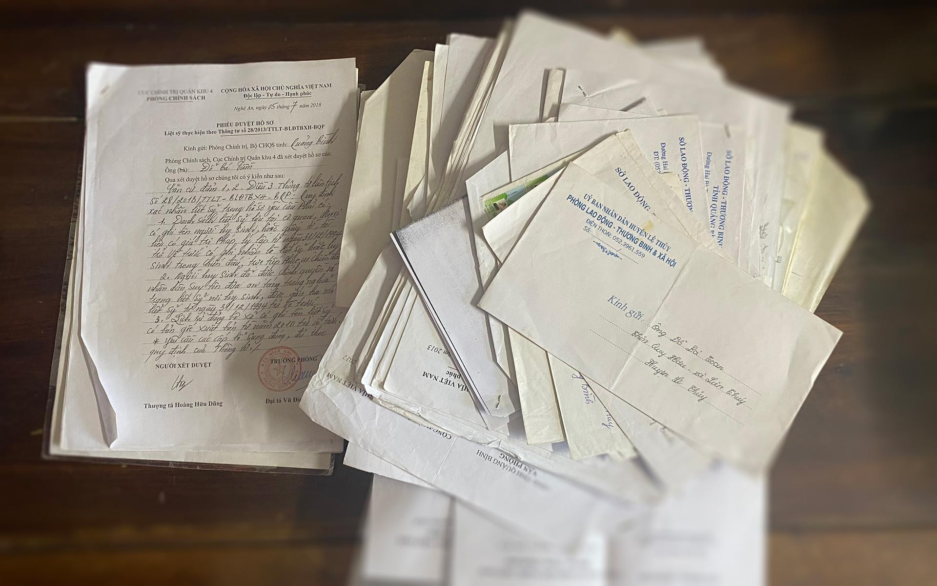 Hồ sơ xin chứng nhận liệt sĩ của cụ Đỗ Bá Tiềm được ông Toan lưu trữ suốt nhiều năm qua. Hồ sơ xin chứng nhận liệt sĩ của cụ Đỗ Bá Tiềm được ông Toan lưu trữ suốt nhiều năm qua.