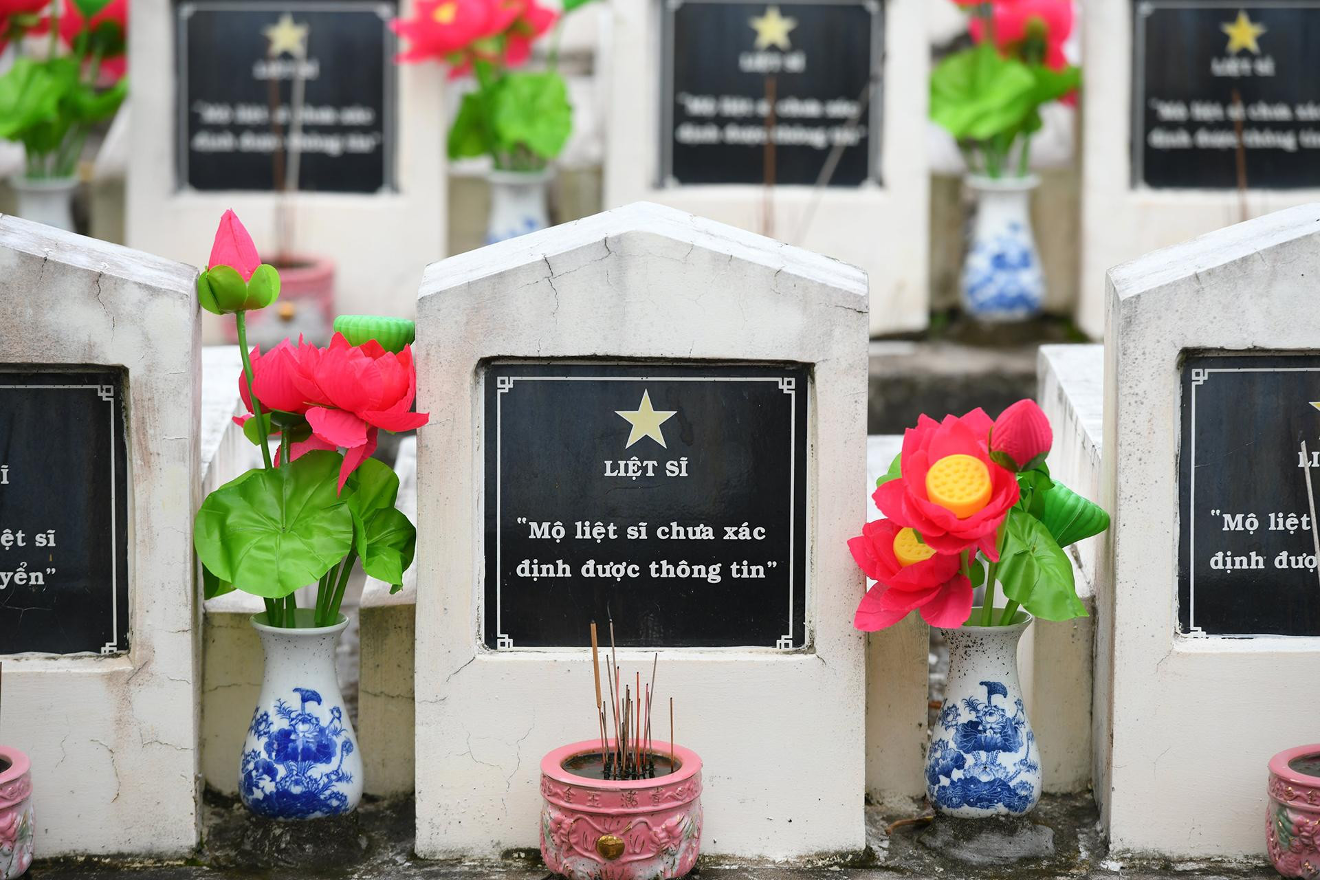 Nhiều mộ liệt sĩ đến nay vẫn chưa xác định được danh tính. Nhiều gia đình vẫn chưa tìm được phần mộ cha, ông mình hy sinh đang được an táng tại đâu. (Ảnh: THÀNH ĐẠT) Nhiều mộ liệt sĩ đến nay vẫn chưa xác định được danh tính. Nhiều gia đình vẫn chưa tìm được phần mộ cha, ông mình hy sinh đang được an táng tại đâu. (Ảnh: THÀNH ĐẠT)