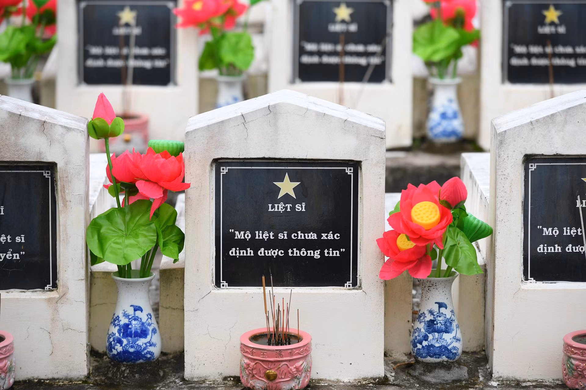 Nhiều mộ liệt sĩ đến nay vẫn chưa xác định được danh tính. Nhiều gia đình vẫn chưa tìm được phần mộ cha, ông mình hy sinh đang được an táng tại đâu. (Ảnh: THÀNH ĐẠT)