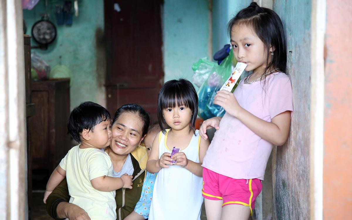 Vợ ông Lê Tiến Quý vừa chăm con, vừa nhận trông trẻ để có thêm chút thu nhập.