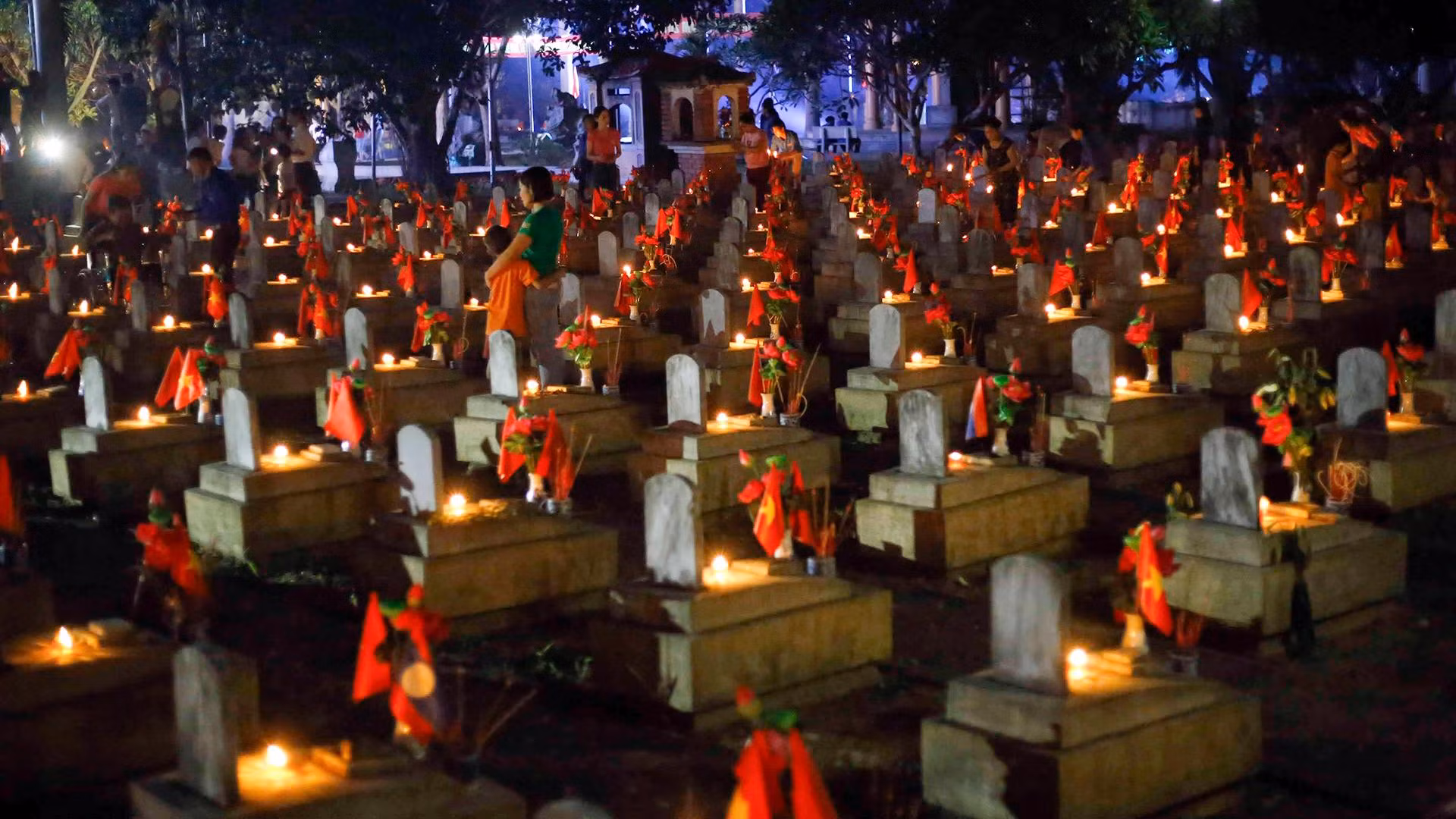 Dâng hương nghĩa trang liệt sĩ quốc gia đường 9. Ảnh: Duy Linh