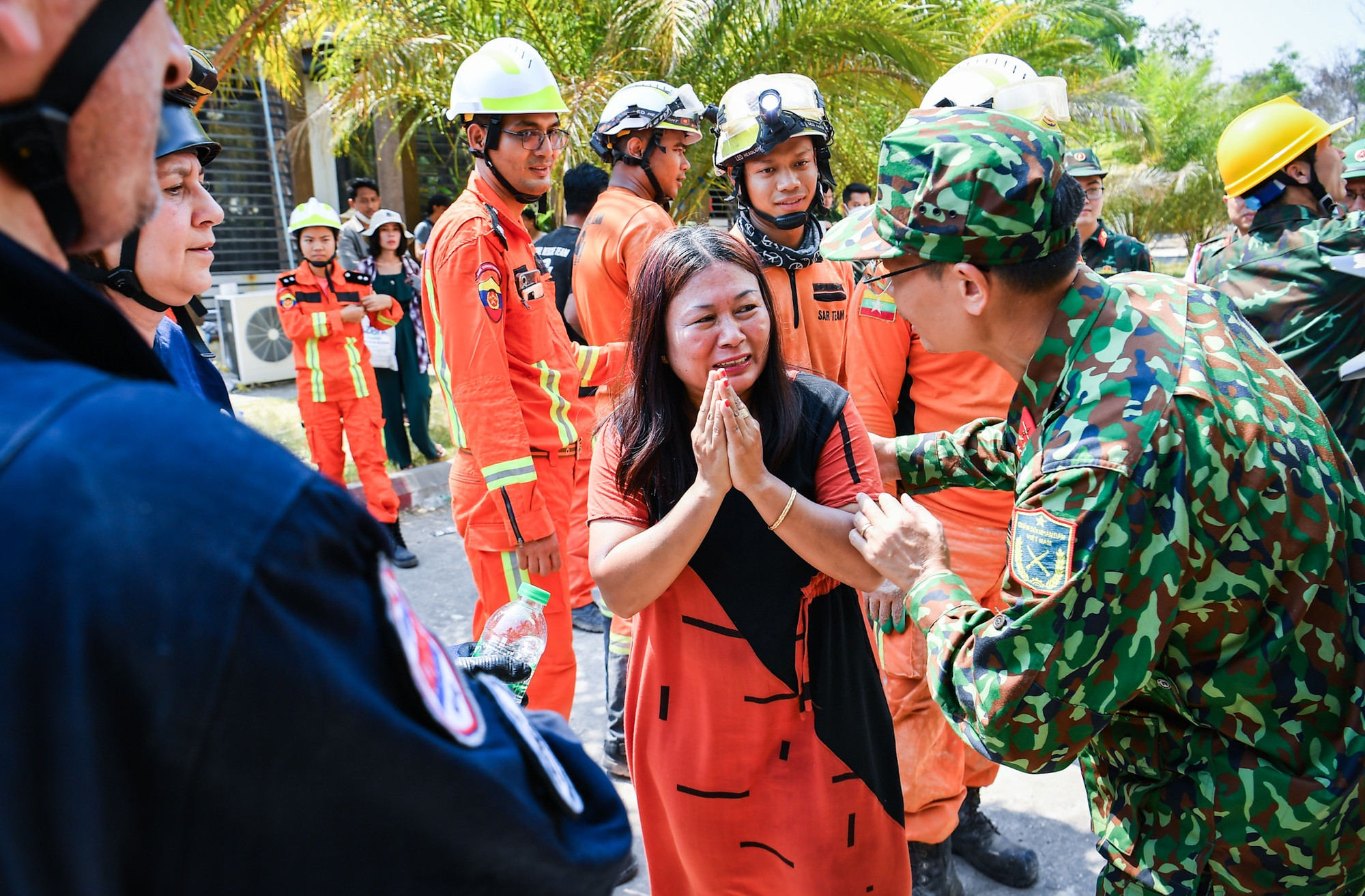 Niềm vui của người nhà các nạn nhân sau khi cuộc giải cứu thành công. Niềm vui của người nhà các nạn nhân sau khi cuộc giải cứu thành công.