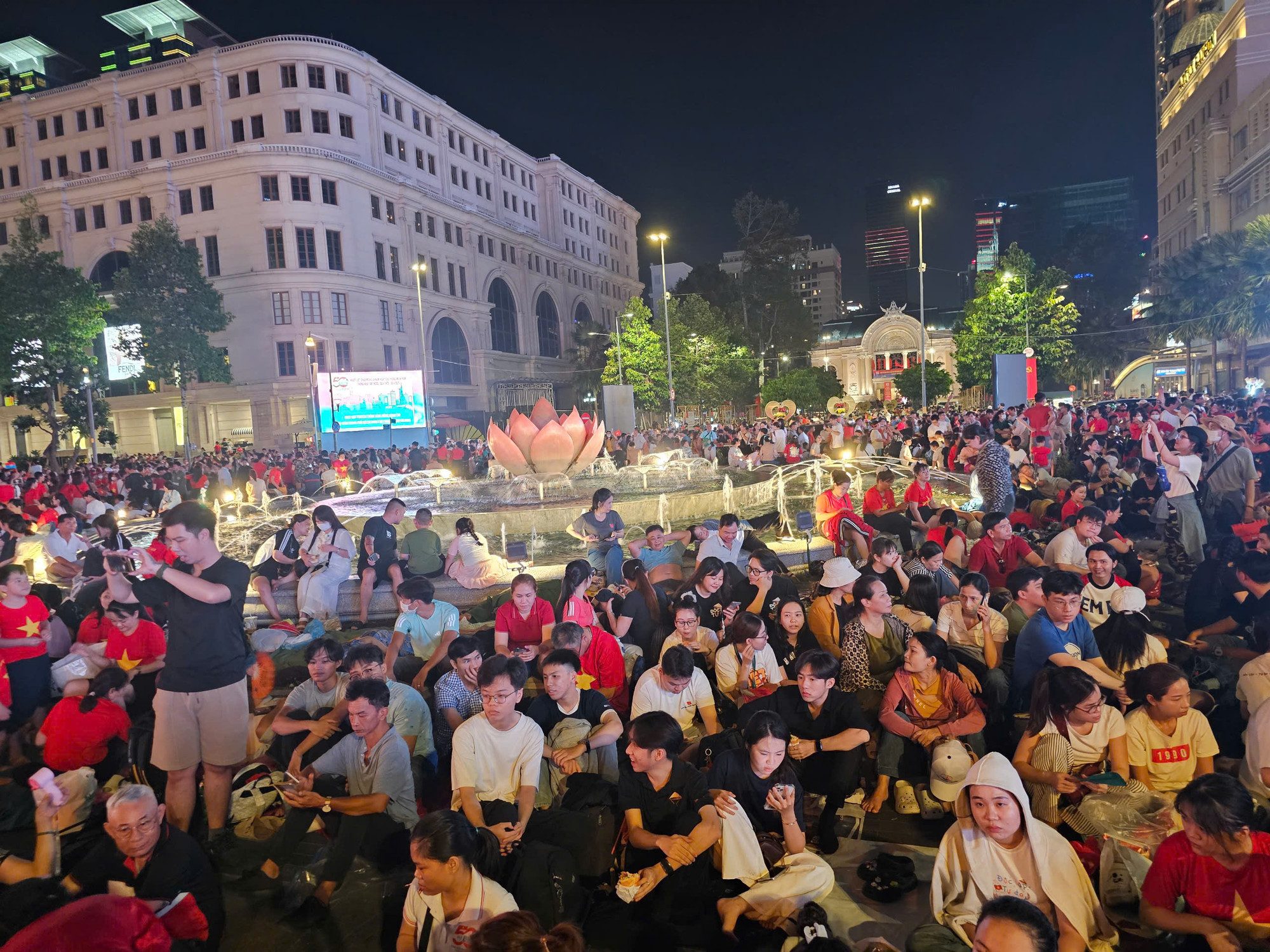 Khu vực đường Nguyễn Huệ, trước trụ sở Ủy ban nhân dân Thành phố Hồ Chí Minh, cũng thu hút rất đông người dân tập trung chờ xem diễu binh. (Ảnh: HẢI AN) Khu vực đường Nguyễn Huệ, trước trụ sở Ủy ban nhân dân Thành phố Hồ Chí Minh, cũng thu hút rất đông người dân tập trung chờ xem diễu binh. (Ảnh: HẢI AN)