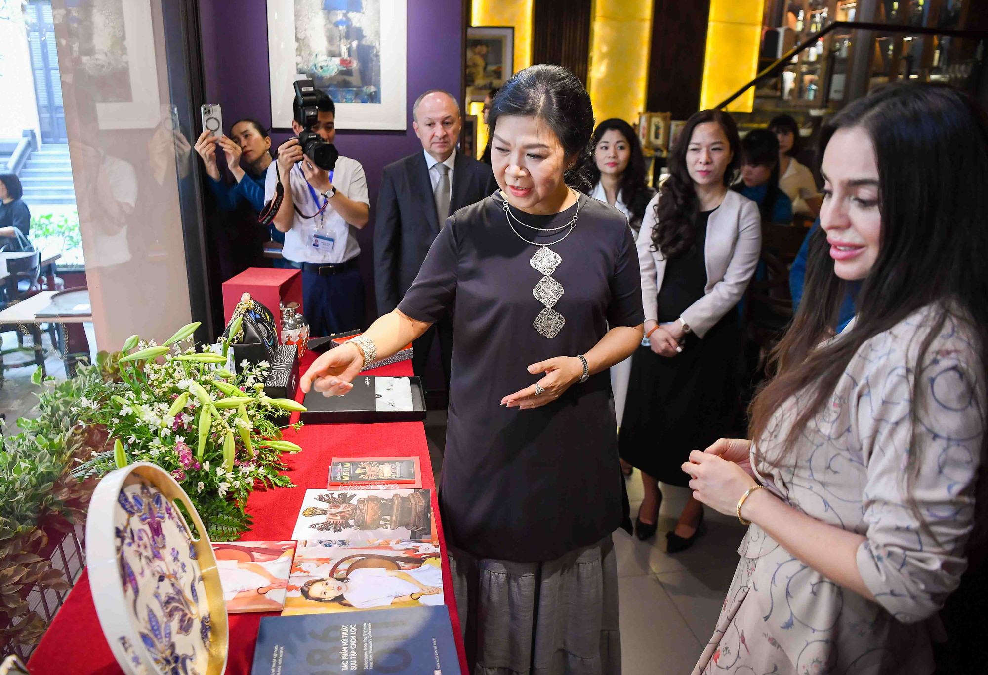 Bà Ngô Phương Ly, Phu nhân Tổng Bí thư Tô Lâm, và bà Leyla Aliyeva, Phó Chủ tịch Quỹ Heydar Aliyev tại Bảo tàng Mỹ thuật Việt Nam. (Ảnh: BNG)