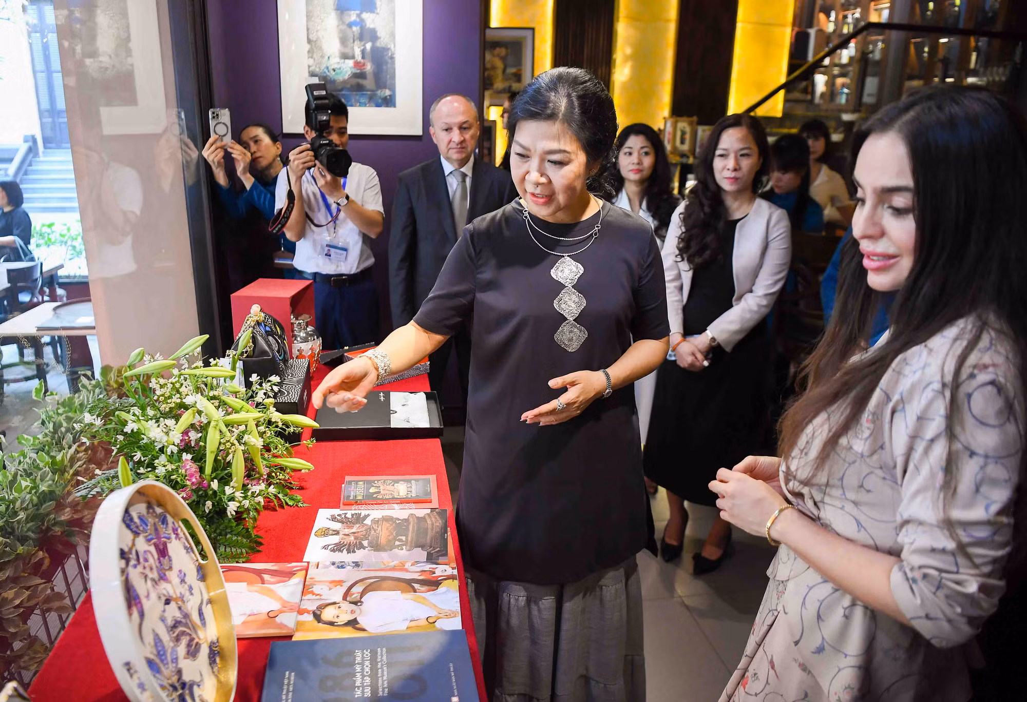 Bà Ngô Phương Ly, Phu nhân Tổng Bí thư Tô Lâm, và bà Leyla Aliyeva, Phó Chủ tịch Quỹ Heydar Aliyev tại Bảo tàng Mỹ thuật Việt Nam. (Ảnh: BNG)