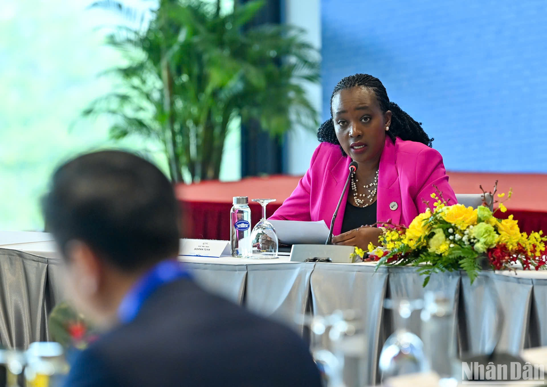 Bộ trưởng Quốc phòng Kenya Soipan Tuya chia sẻ tại phiên thảo luận về Công nghệ tạo đột phá chuyển đổi xanh và phát triển bền vững trong kỷ nguyên thông minh. (Ảnh: DUY LINH)