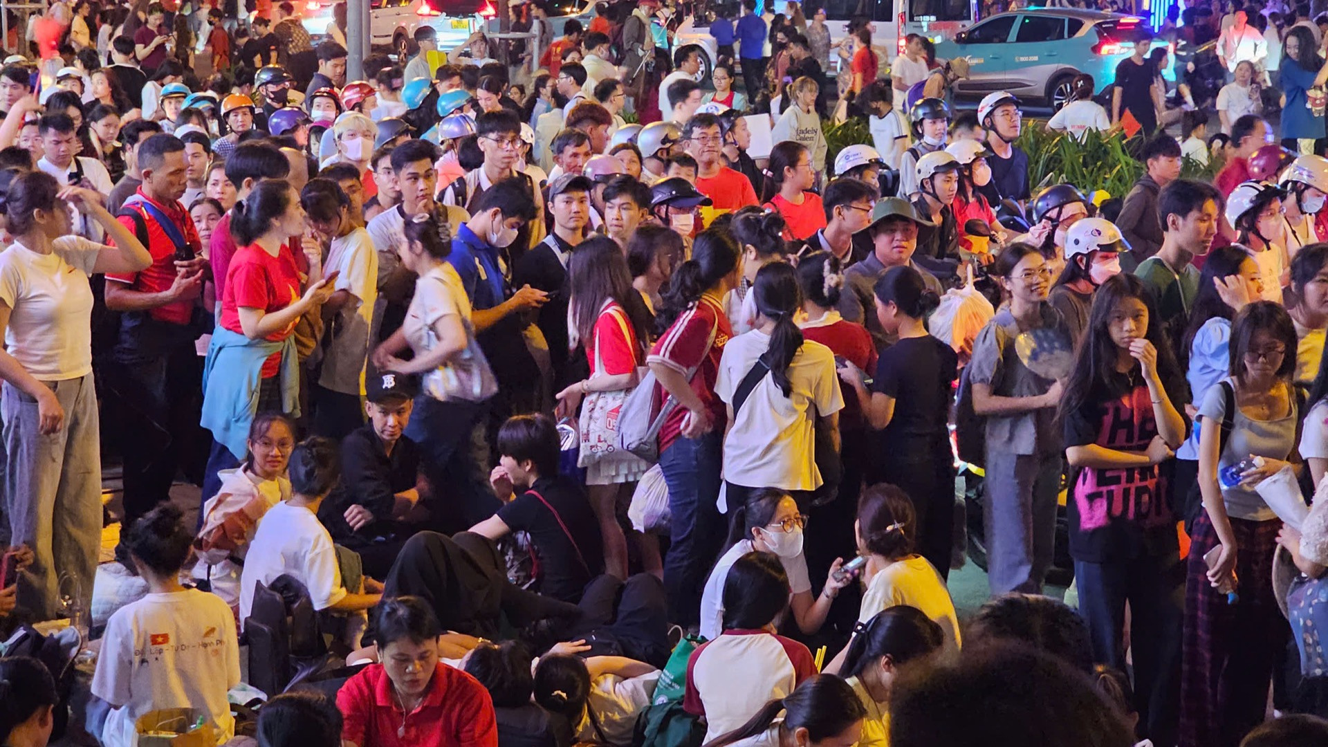 Hàng trăm người dân đã xếp hàng từ sớm. (Ảnh: HẢI AN) Hàng trăm người dân đã xếp hàng từ sớm. (Ảnh: HẢI AN)