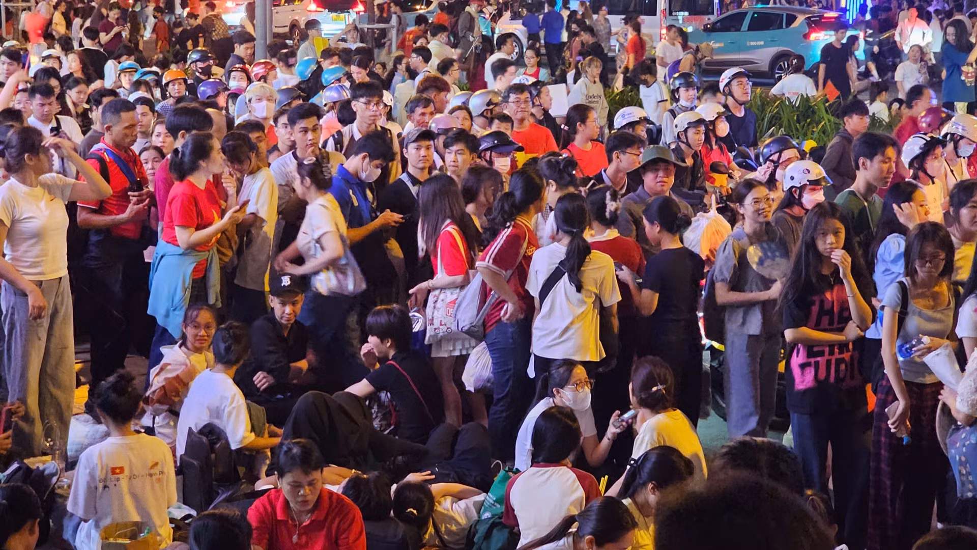 Hàng trăm người dân đã xếp hàng từ sớm. (Ảnh: HẢI AN)