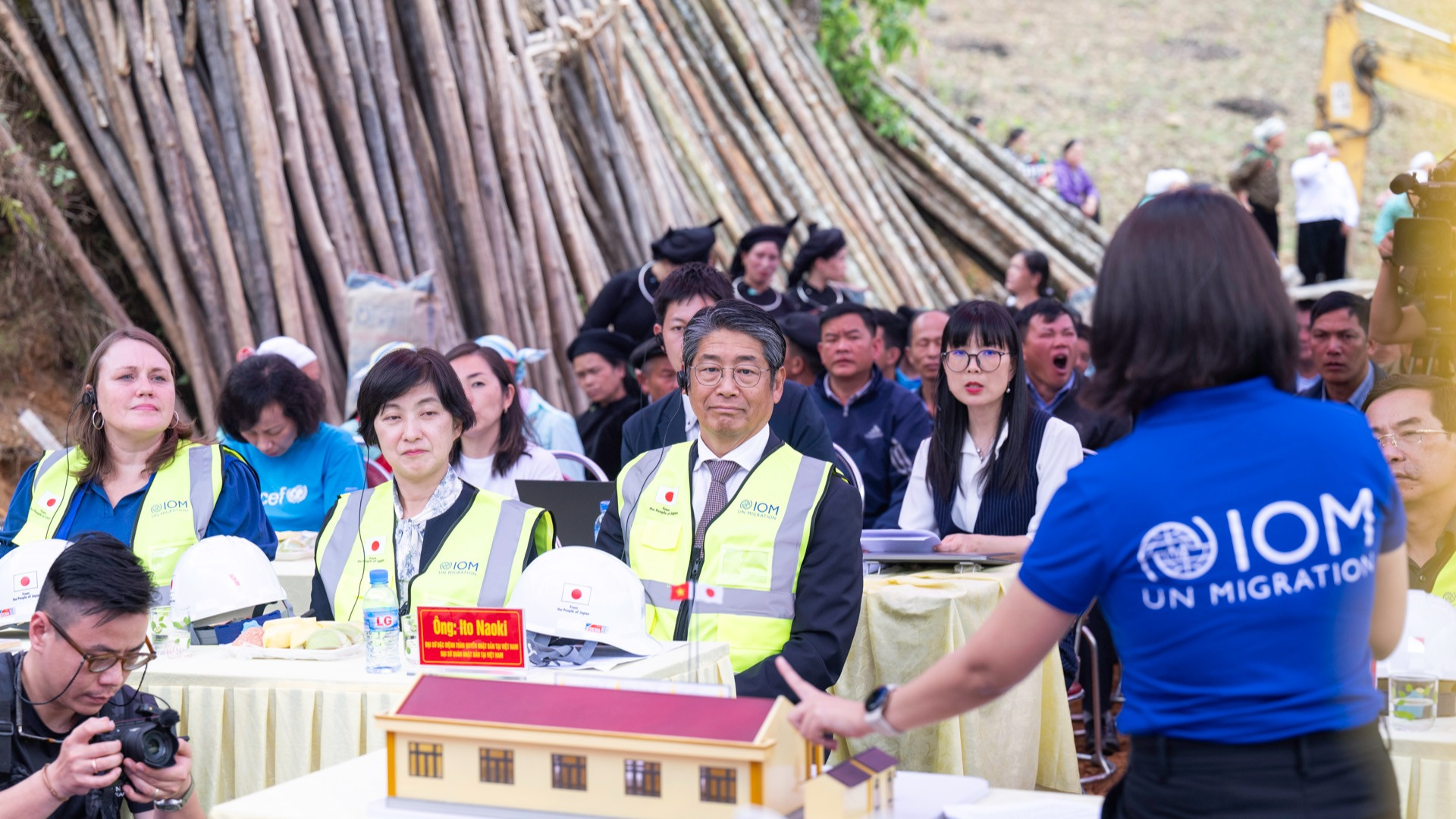 Đại sứ Nhật Bản cùng phu nhân; bà Silvia Danailov và bà Kendra Rinas - Trưởng Phái đoàn IOM Việt Nam trong chuyến công tác đến Cao Bằng. (Ảnh: IOM) Đại sứ Nhật Bản cùng phu nhân; bà Silvia Danailov và bà Kendra Rinas - Trưởng Phái đoàn IOM Việt Nam trong chuyến công tác đến Cao Bằng. (Ảnh: IOM)