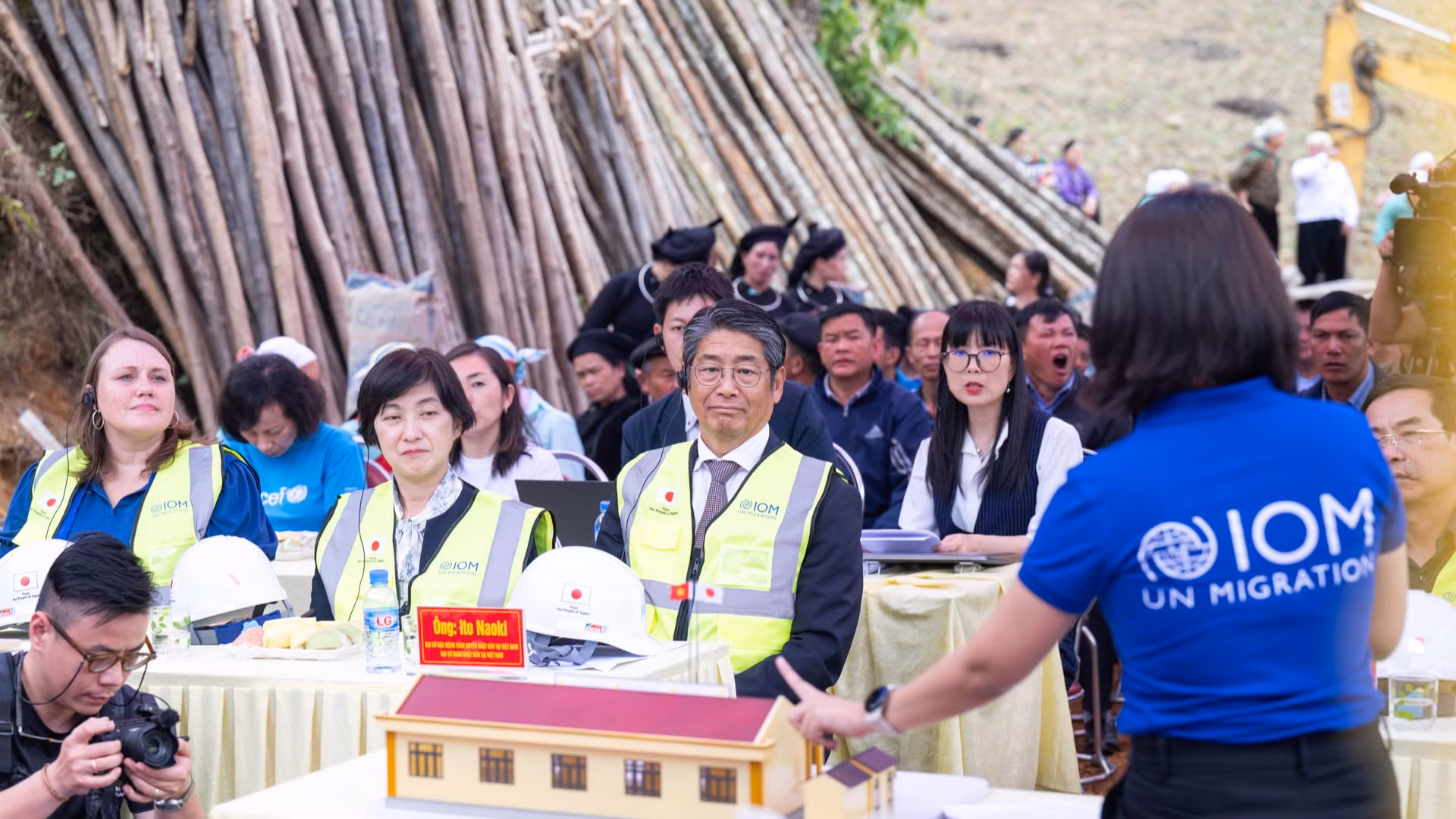 Đại sứ Nhật Bản cùng phu nhân; bà Silvia Danailov và bà Kendra Rinas - Trưởng Phái đoàn IOM Việt Nam trong chuyến công tác đến Cao Bằng. (Ảnh: IOM)