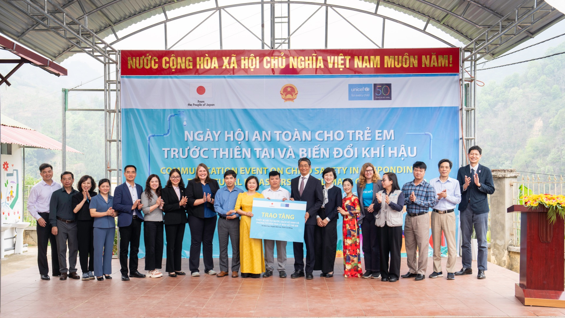 Ngài Ito Naoki, Đại sứ Nhật Bản cùng phu nhân và bà Silvia Danailov, Trưởng Đại diện UNICEF thăm Trường tiểu học Kim Cúc, huyện Bảo Lộc, tỉnh Cao Bằng. (Ảnh: IOM) Ngài Ito Naoki, Đại sứ Nhật Bản cùng phu nhân và bà Silvia Danailov, Trưởng Đại diện UNICEF thăm Trường tiểu học Kim Cúc, huyện Bảo Lộc, tỉnh Cao Bằng. (Ảnh: IOM)