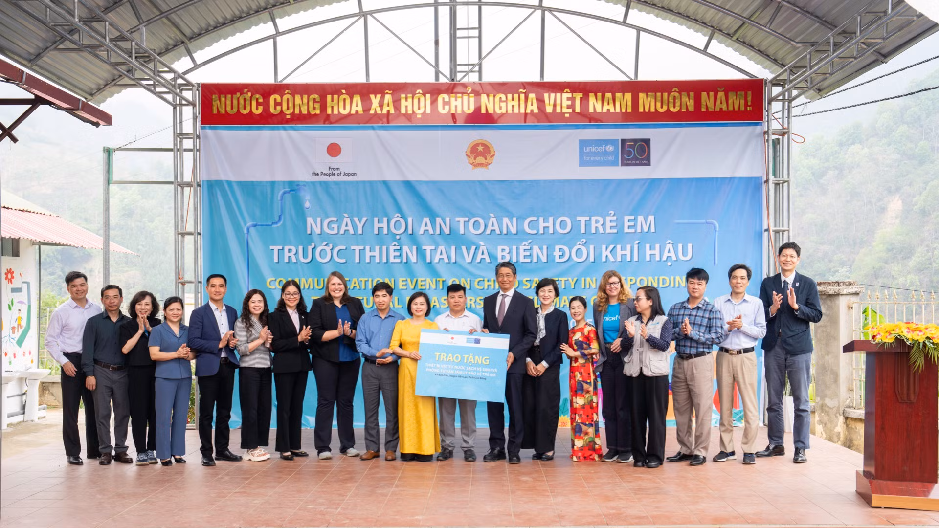 Ngài Ito Naoki, Đại sứ Nhật Bản cùng phu nhân và bà Silvia Danailov, Trưởng Đại diện UNICEF thăm Trường tiểu học Kim Cúc, huyện Bảo Lộc, tỉnh Cao Bằng. (Ảnh: IOM)