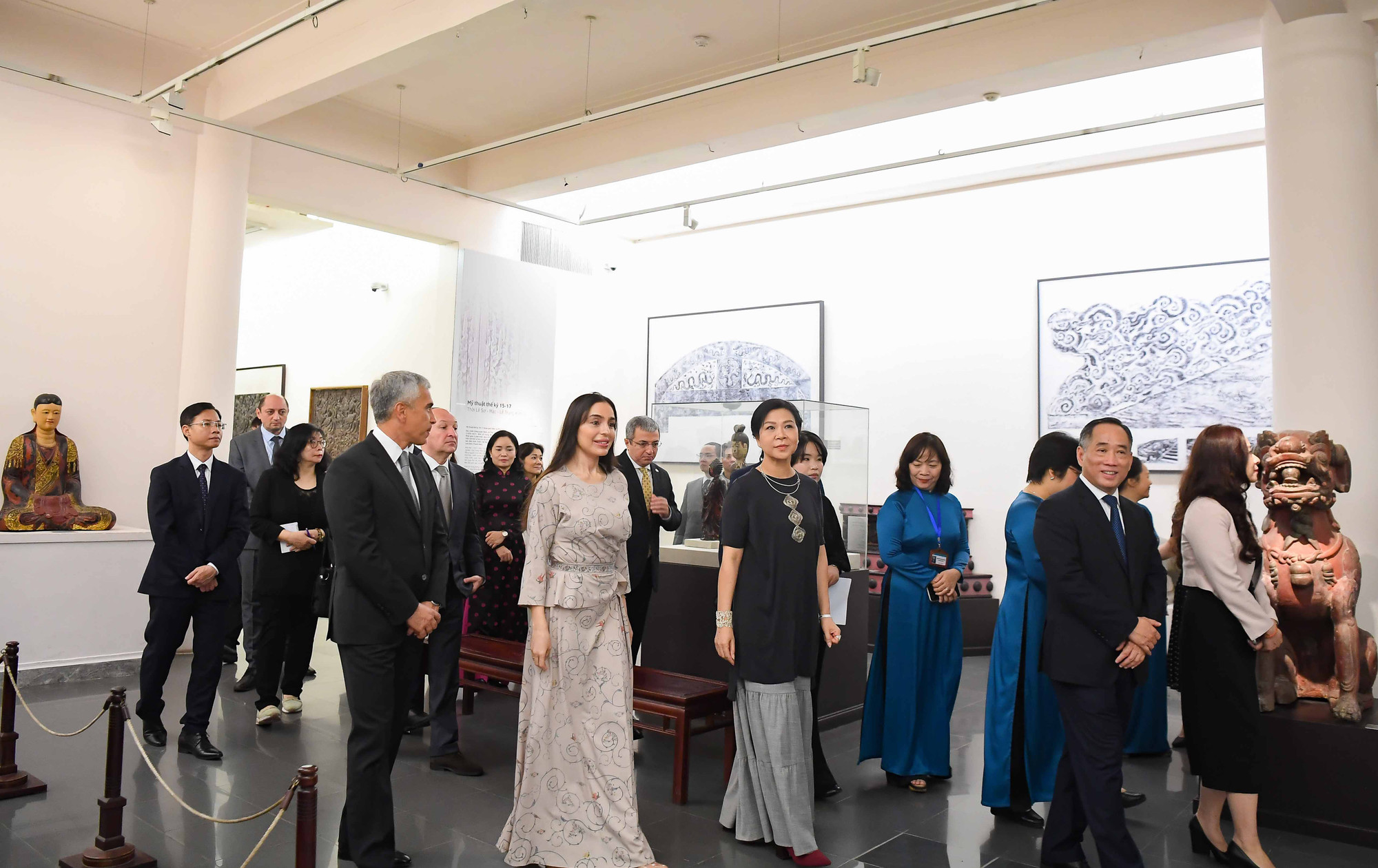 Bà Ngô Phương Ly, Phu nhân Tổng Bí thư Tô Lâm, và bà Leyla Aliyeva, Phó Chủ tịch Quỹ Heydar Aliyev tại Bảo tàng Mỹ thuật Việt Nam. (Ảnh: BNG)