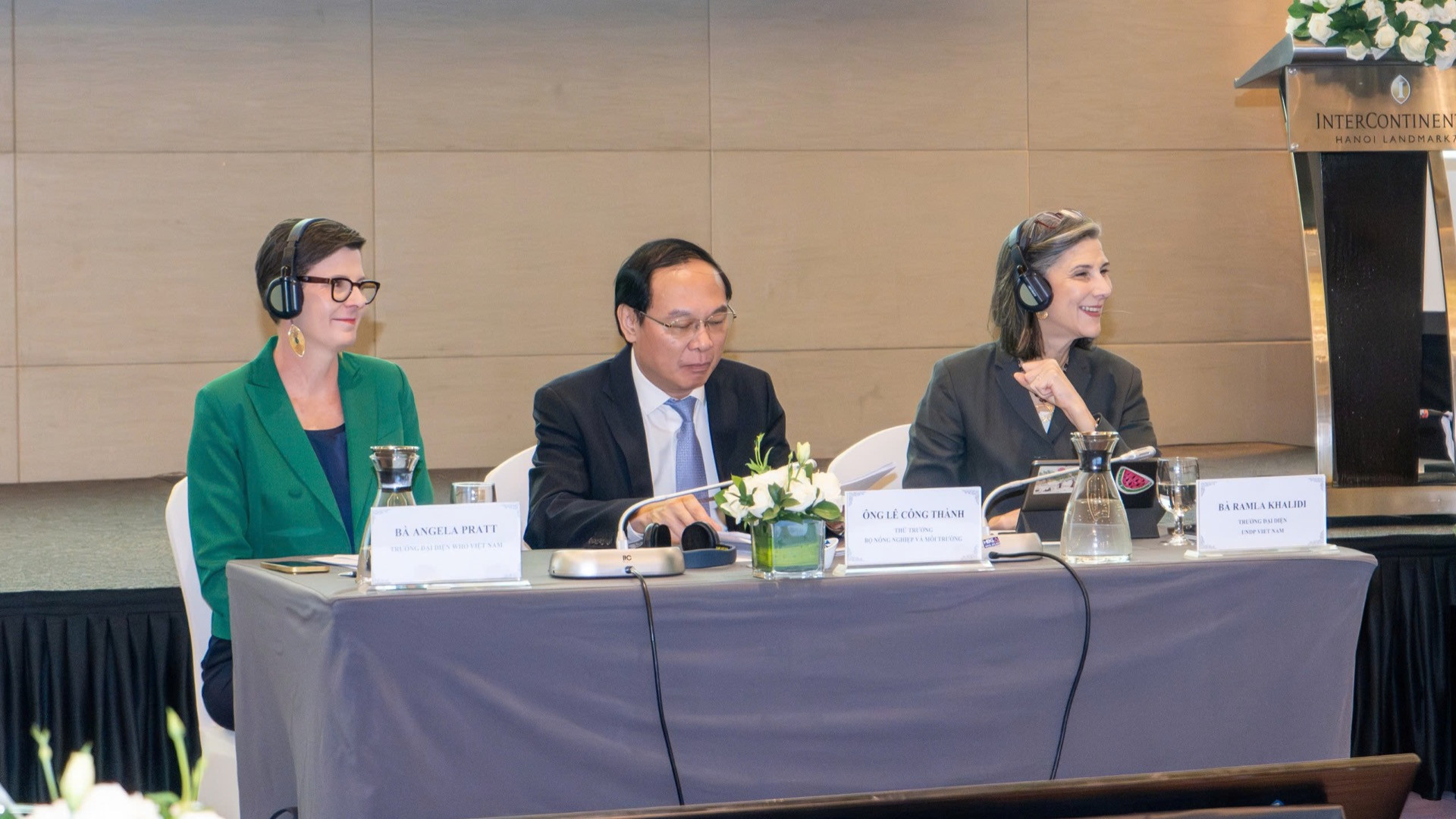 Từ trái qua phải: Bà Angela Pratt, Trưởng đại diện Tổ chức Y tế Thế giới (WHO), Thứ trưởng Nông nghiệp và Môi trường Lê Công Thành, bà Ramla Khalid, Trưởng Đại diện UNDP tại Việt Nam.
