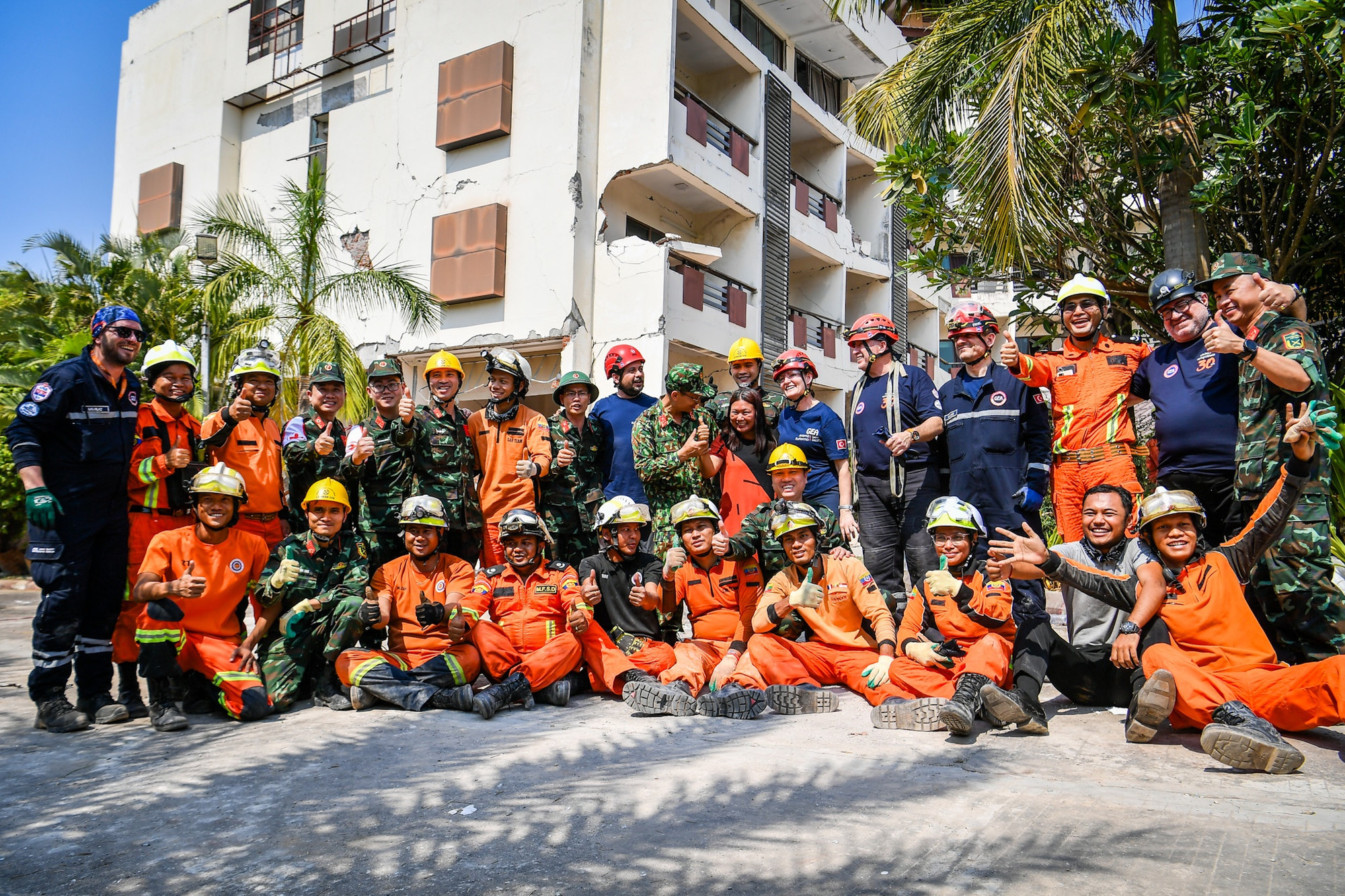 Niềm vui của các lực lượng tham gia cuộc giải cứu thần kỳ. Niềm vui của các lực lượng tham gia cuộc giải cứu thần kỳ.