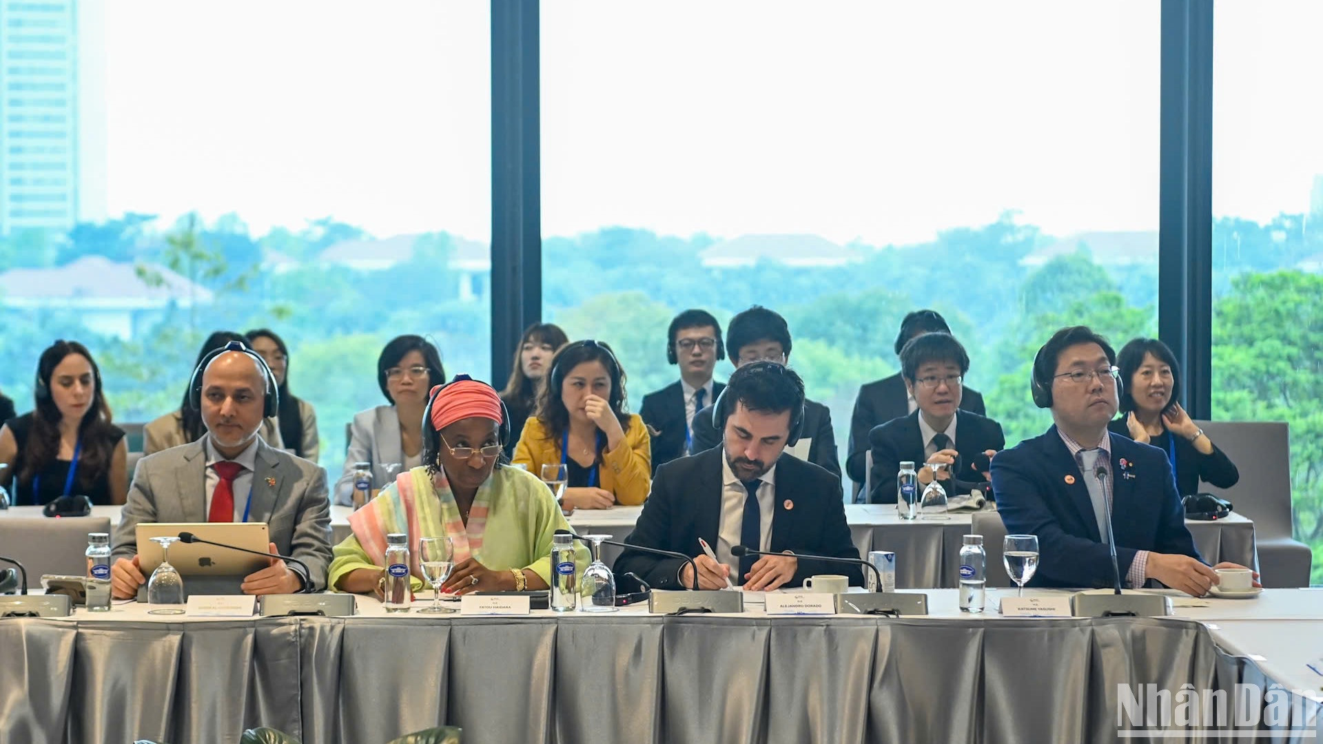 Các đại biểu chia sẻ ý kiến tại phiên thảo luận về Công nghệ tạo đột phá chuyển đổi xanh và phát triển bền vững trong kỷ nguyên thông minh. (Ảnh: DUY LINH)