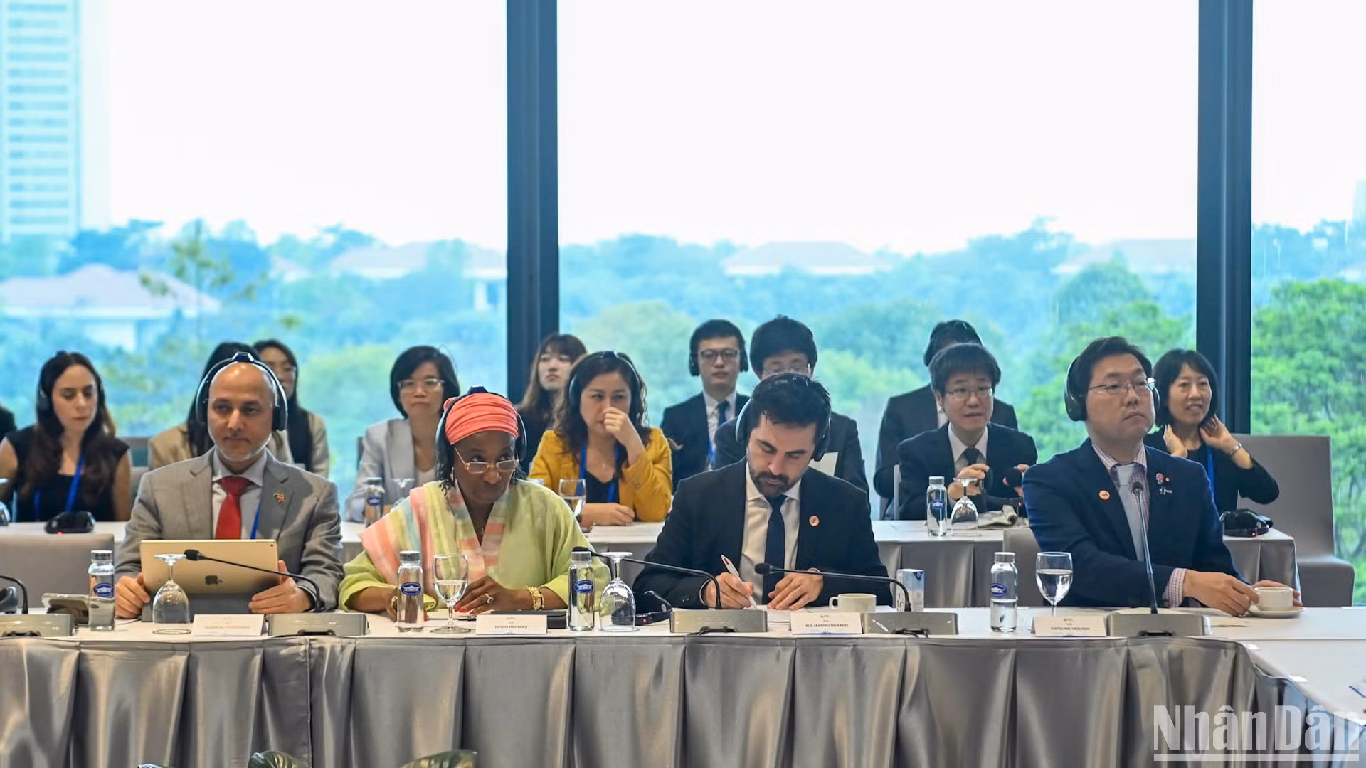 Các đại biểu chia sẻ ý kiến tại phiên thảo luận về Công nghệ tạo đột phá chuyển đổi xanh và phát triển bền vững trong kỷ nguyên thông minh. (Ảnh: DUY LINH)