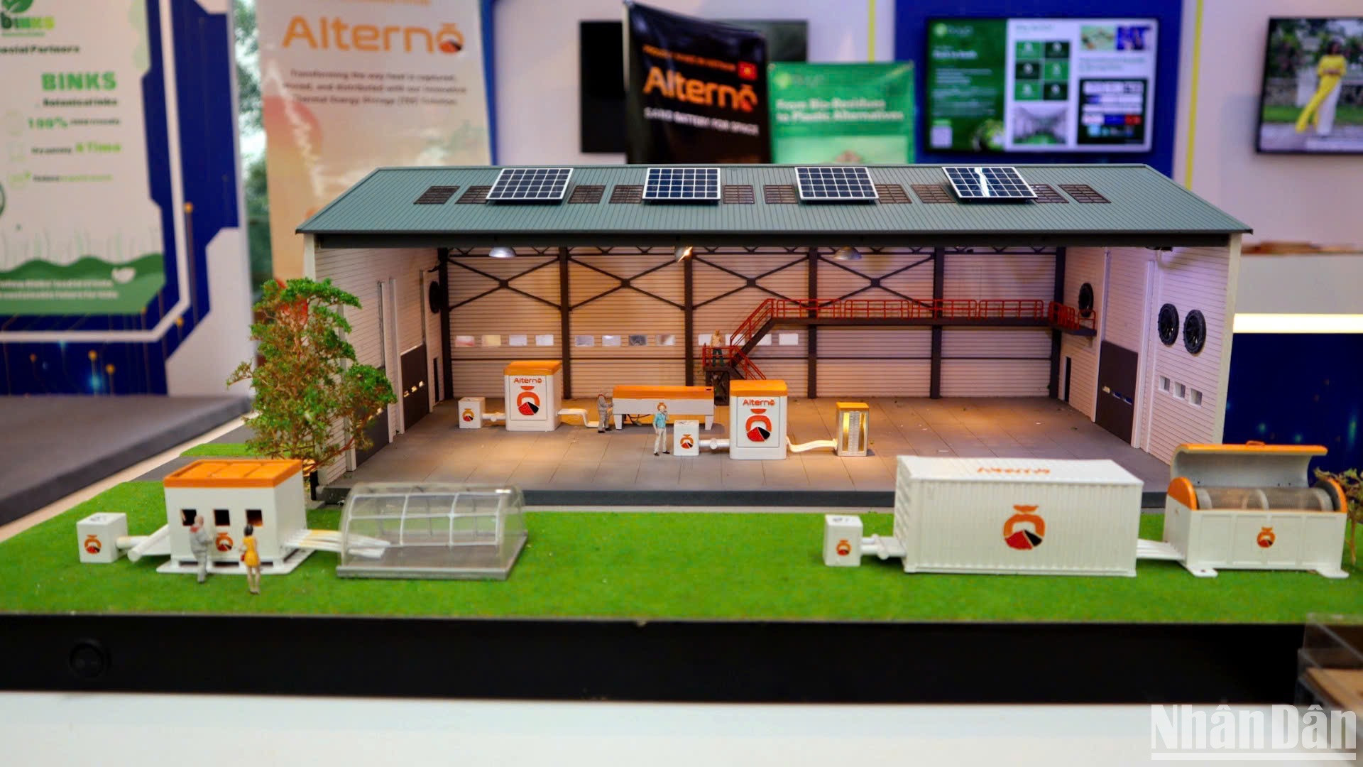 Mô hình nhà máy ứng dụng Pin cát của Alterno. (Ảnh: HẢI YẾN)