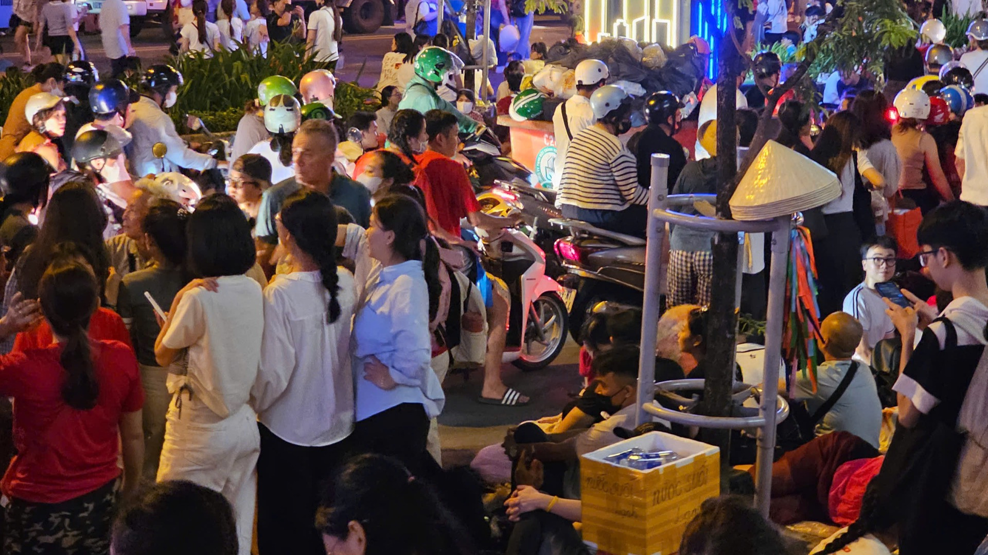 Nhiều người mang theo bạt, đồ dùng cá nhân và thức ăn, sẵn sàng qua đêm để giữ chỗ đến sáng mai. (Ảnh: HẢI AN) Nhiều người mang theo bạt, đồ dùng cá nhân và thức ăn, sẵn sàng qua đêm để giữ chỗ đến sáng mai. (Ảnh: HẢI AN)