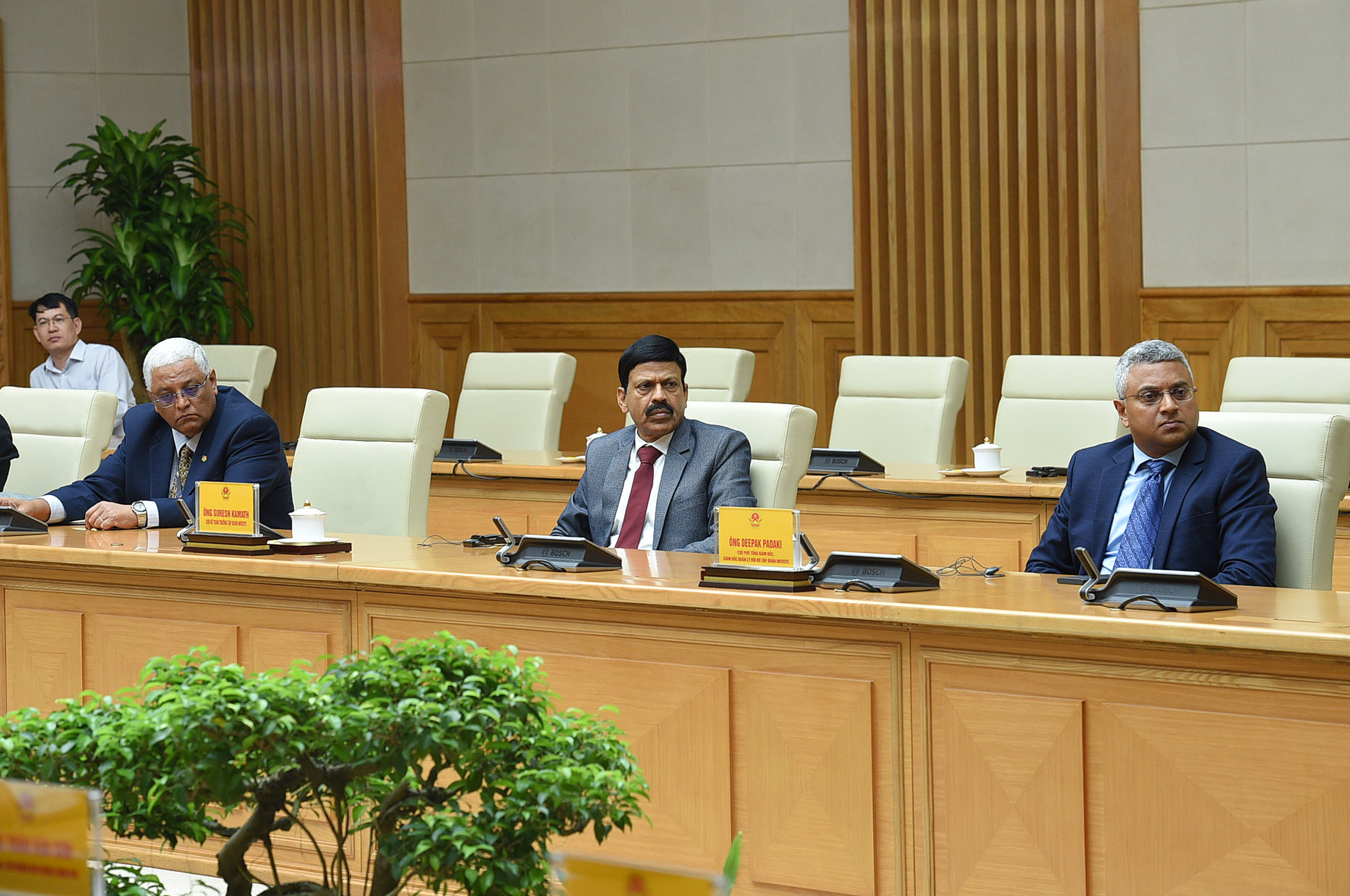 Các thành viên đi cùng ông Narayana Murthy - đồng sáng lập hãng phần mềm Infosys (Ấn Độ) cũng tham dự buổi tiếp. Các thành viên đi cùng ông Narayana Murthy - đồng sáng lập hãng phần mềm Infosys (Ấn Độ) cũng tham dự buổi tiếp.