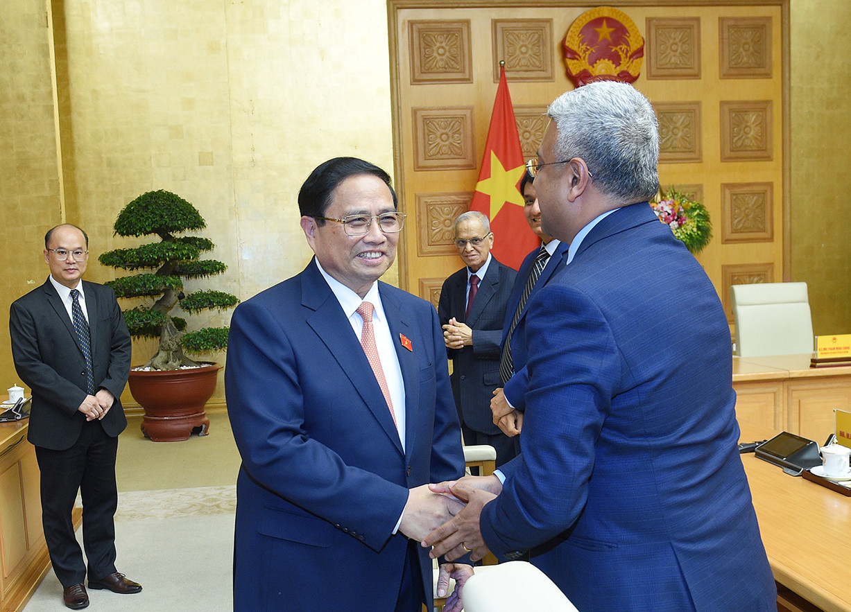 Thủ tướng Phạm Minh Chính đón các thành viên đi cùng ông Narayana Murthy - đồng sáng lập hãng phần mềm Infosys (Ấn Độ). Thủ tướng Phạm Minh Chính đón các thành viên đi cùng ông Narayana Murthy - đồng sáng lập hãng phần mềm Infosys (Ấn Độ).