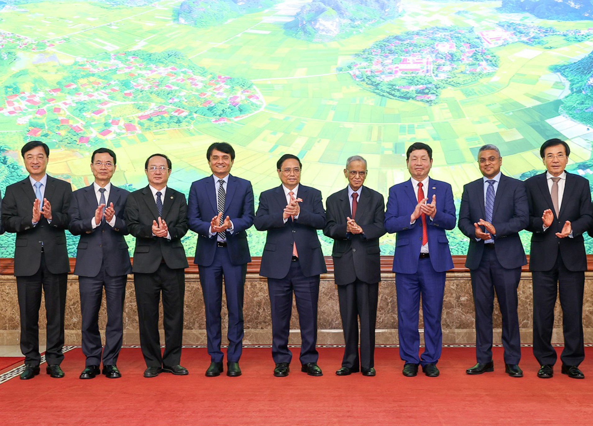 Thủ tướng Phạm Minh Chính và ông Narayana Murthy - đồng sáng lập hãng phần mềm Infosys cùng các thành viên hai đoàn. Thủ tướng Phạm Minh Chính và ông Narayana Murthy - đồng sáng lập hãng phần mềm Infosys cùng các thành viên hai đoàn.