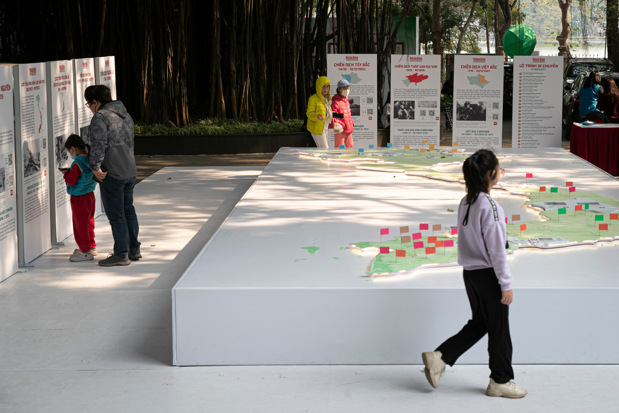 Ngay từ sáng sớm, nhiều người dân có mặt tại triển lãm tương tác “Những trận đánh nổi tiếng, những vị tướng tài danh”. Ngay từ sáng sớm, nhiều người dân có mặt tại triển lãm tương tác “Những trận đánh nổi tiếng, những vị tướng tài danh”.