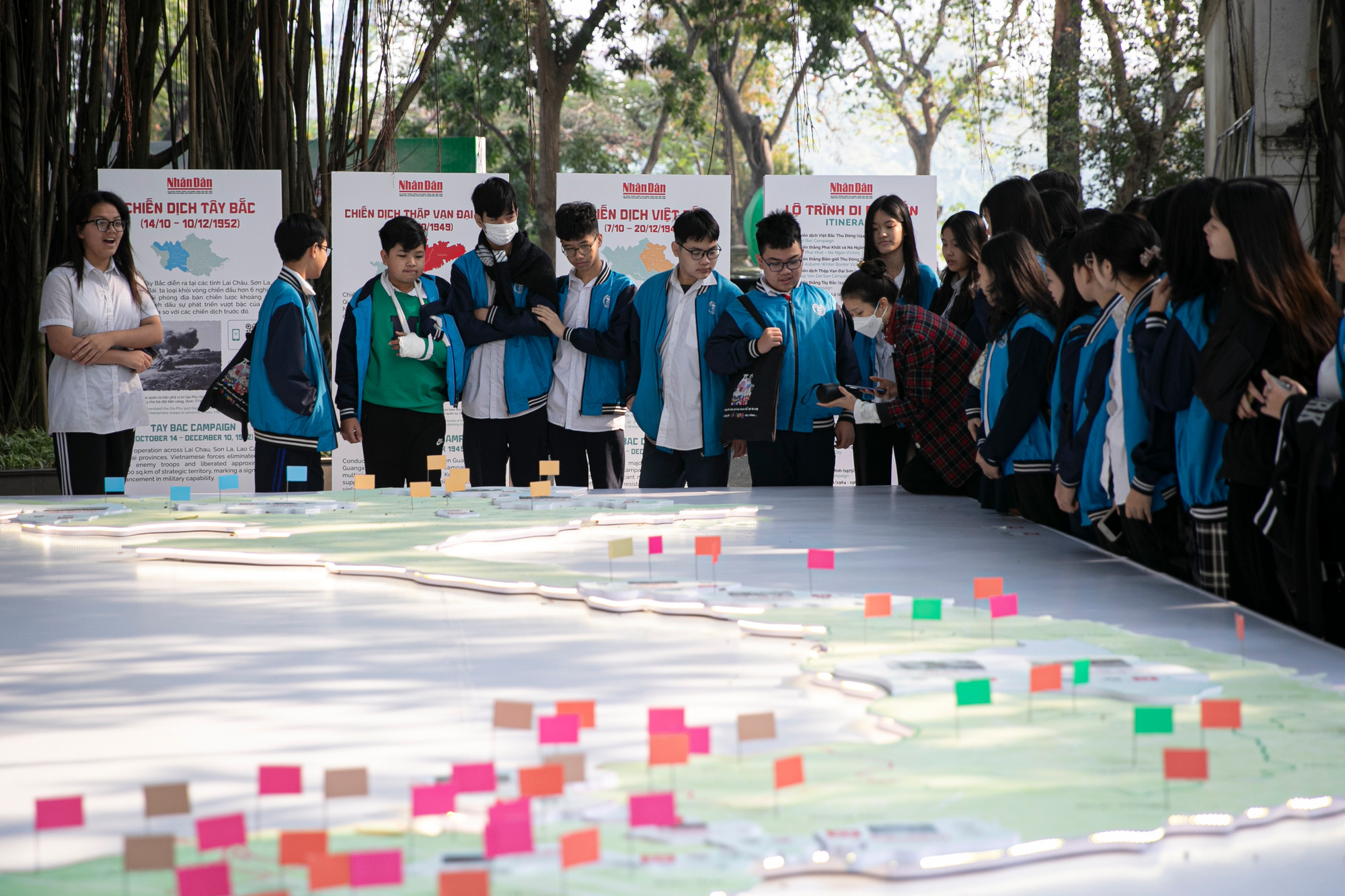 Cô và trò trường THCS Nguyễn Công Trứ (quận Ba Đình, Hà Nội) tham quan triển lãm tương tác “Những trận đánh nổi tiếng, những vị tướng tài danh”. Cô và trò trường THCS Nguyễn Công Trứ (quận Ba Đình, Hà Nội) tham quan triển lãm tương tác “Những trận đánh nổi tiếng, những vị tướng tài danh”.