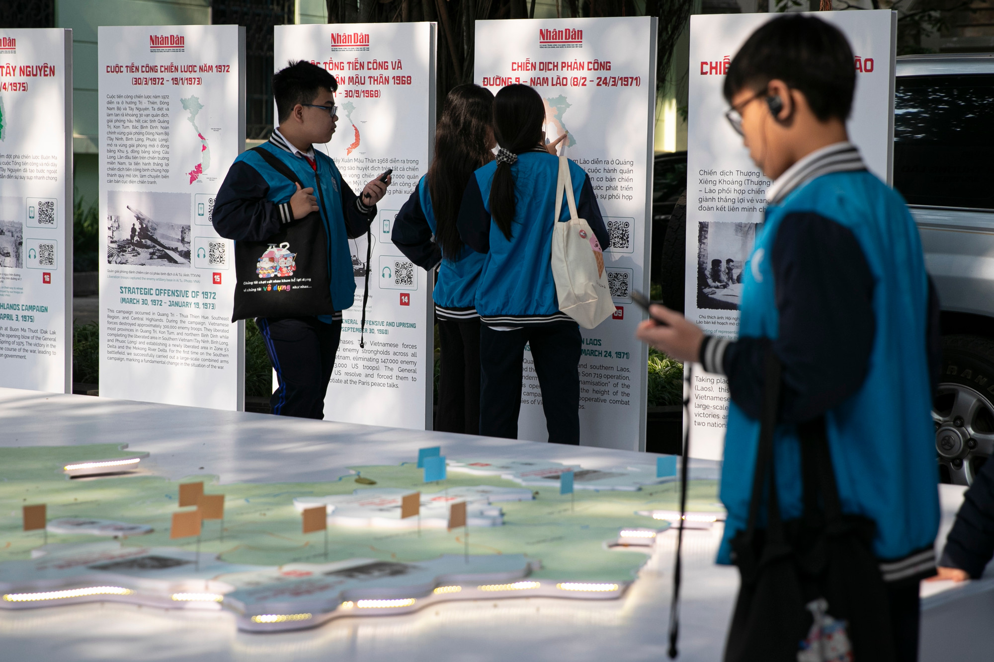 Học sinh nghe những câu chuyện lịch sử khi tham quan triển lãm. Học sinh nghe những câu chuyện lịch sử khi tham quan triển lãm.