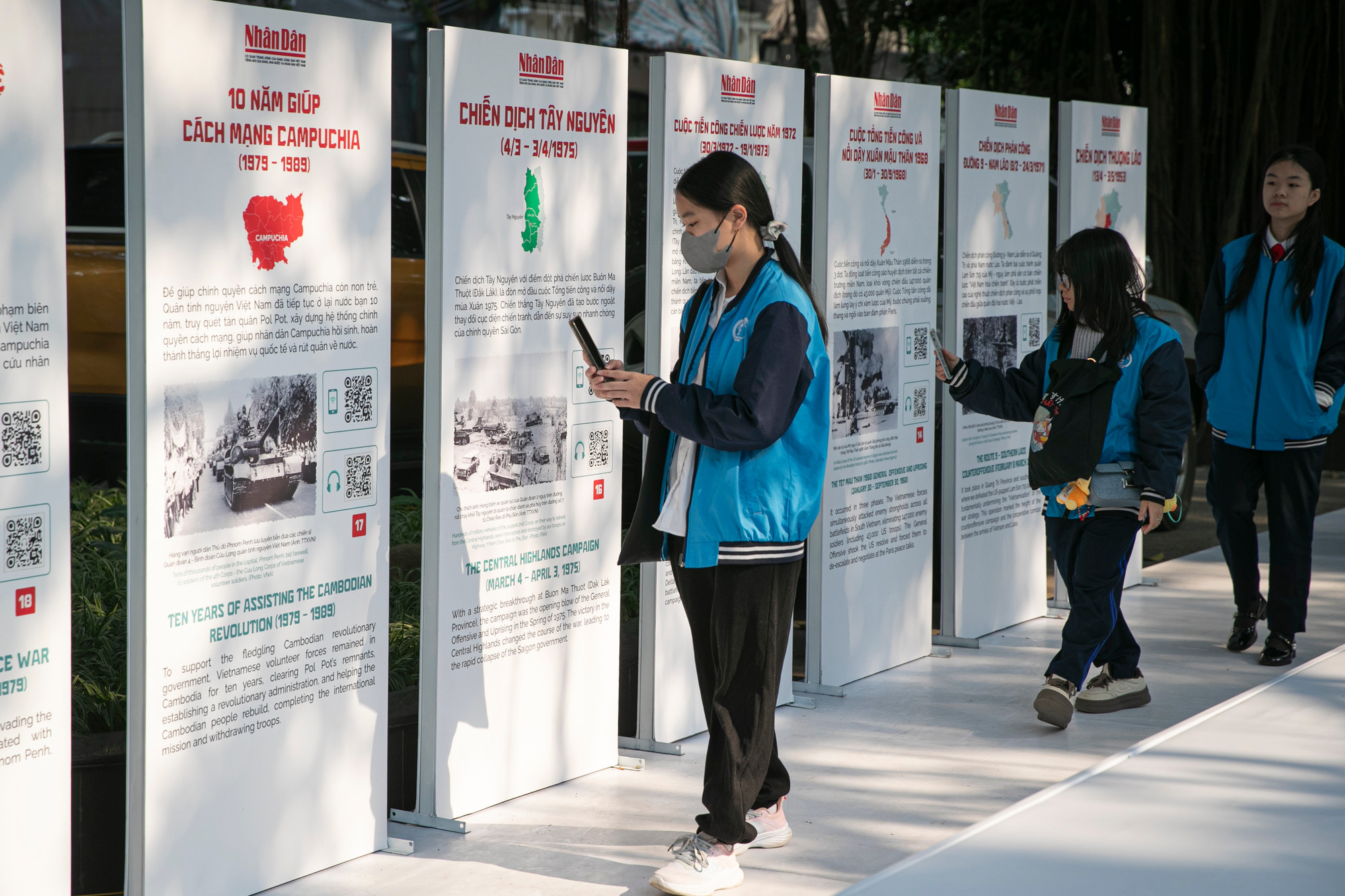 Triển lãm cũng là dịp để các trường học trên địa bàn thành phố Hà Nội tổ chức hoạt động ngoại khóa để tìm hiểu về Quân đội nhân dân Việt Nam trong đợt kỷ niệm đặc biệt năm nay. Triển lãm cũng là dịp để các trường học trên địa bàn thành phố Hà Nội tổ chức hoạt động ngoại khóa để tìm hiểu về Quân đội nhân dân Việt Nam trong đợt kỷ niệm đặc biệt năm nay.