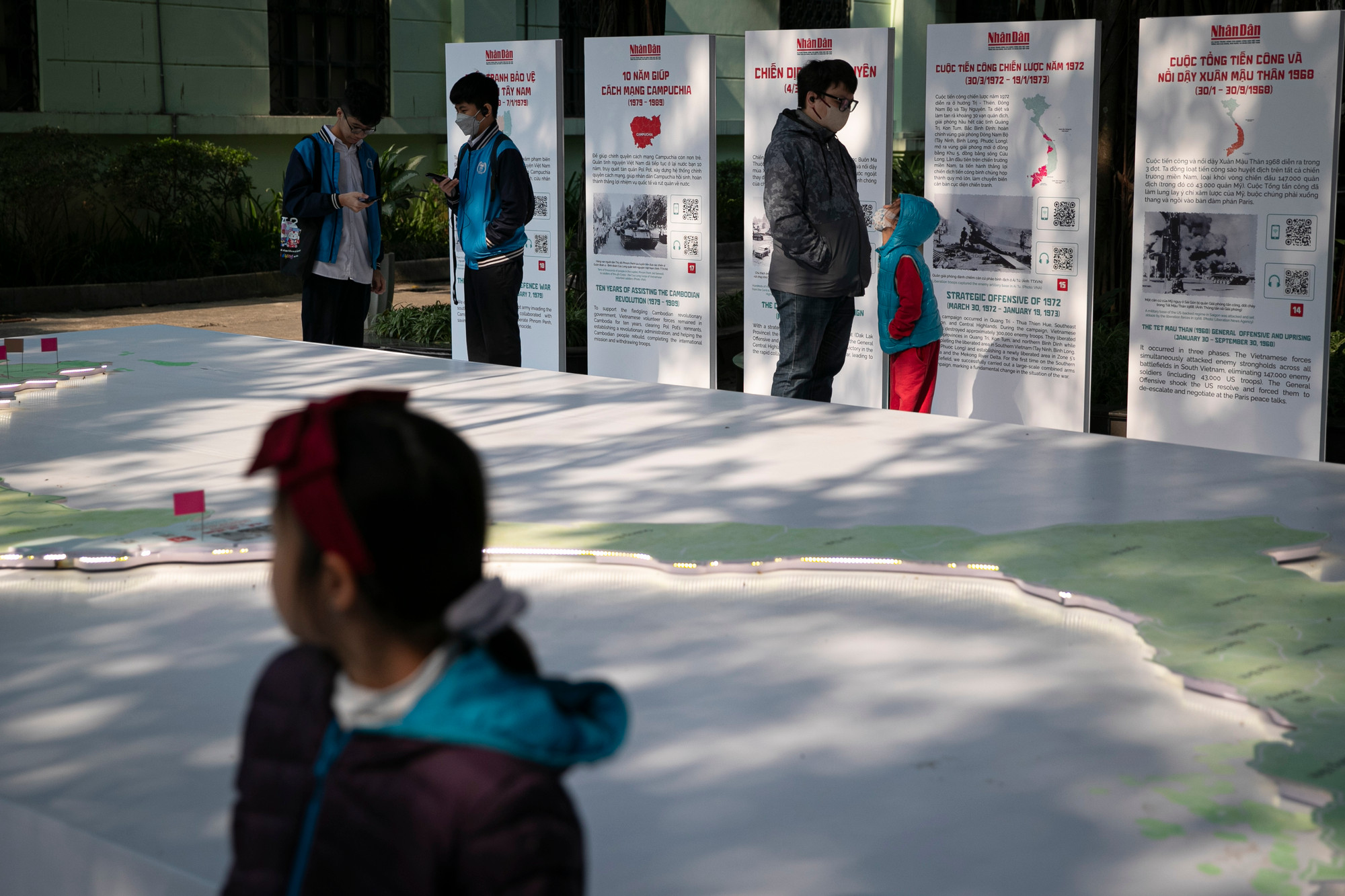 Các em nhỏ thích thú với trưng bày trực quan sơ đồ những trận đánh nổi tiếng của Quân đội nhân dân Việt Nam. Các em nhỏ thích thú với trưng bày trực quan sơ đồ những trận đánh nổi tiếng của Quân đội nhân dân Việt Nam.