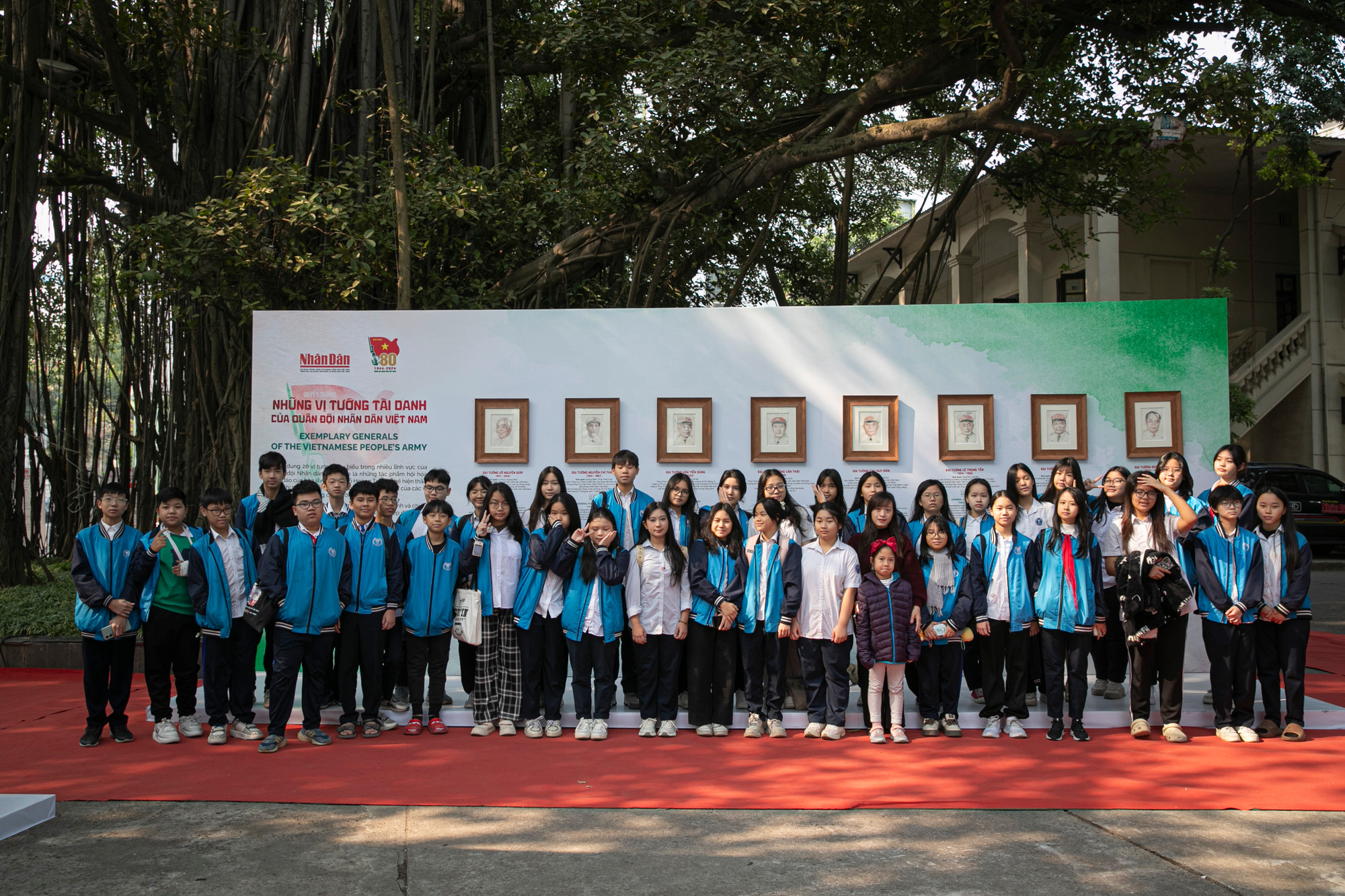 Các em học sinh ấn tượng với bộ tranh chân dung 20 vị tướng tài danh của Quân đội nhân dân Việt Nam. Các em học sinh ấn tượng với bộ tranh chân dung 20 vị tướng tài danh của Quân đội nhân dân Việt Nam.