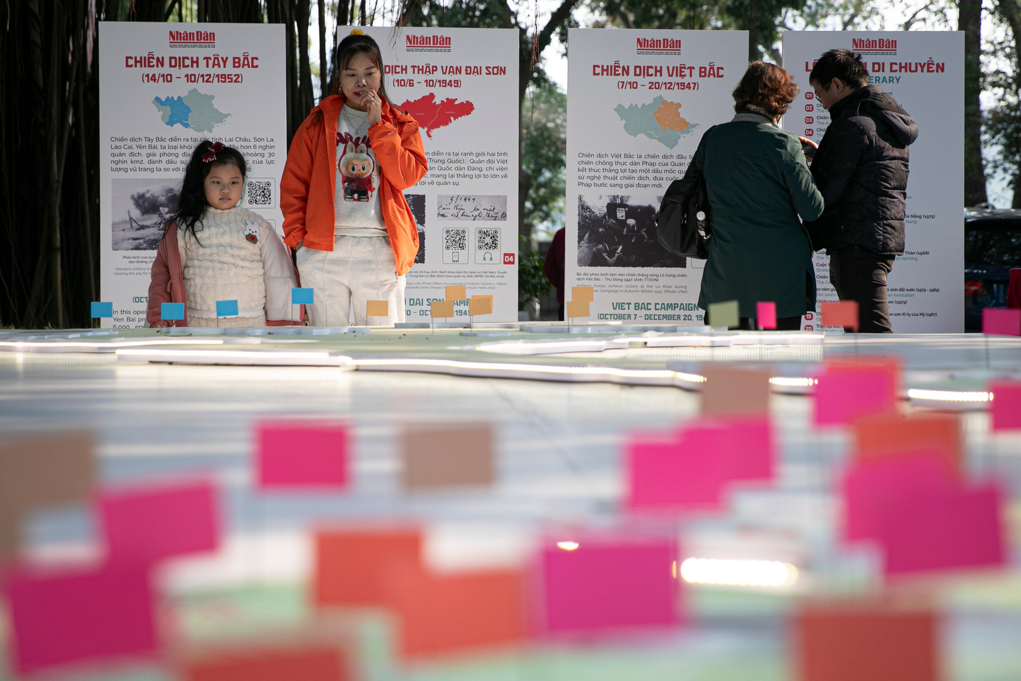 Người dân Thủ đô tham quan triển lãm. Người dân Thủ đô tham quan triển lãm.