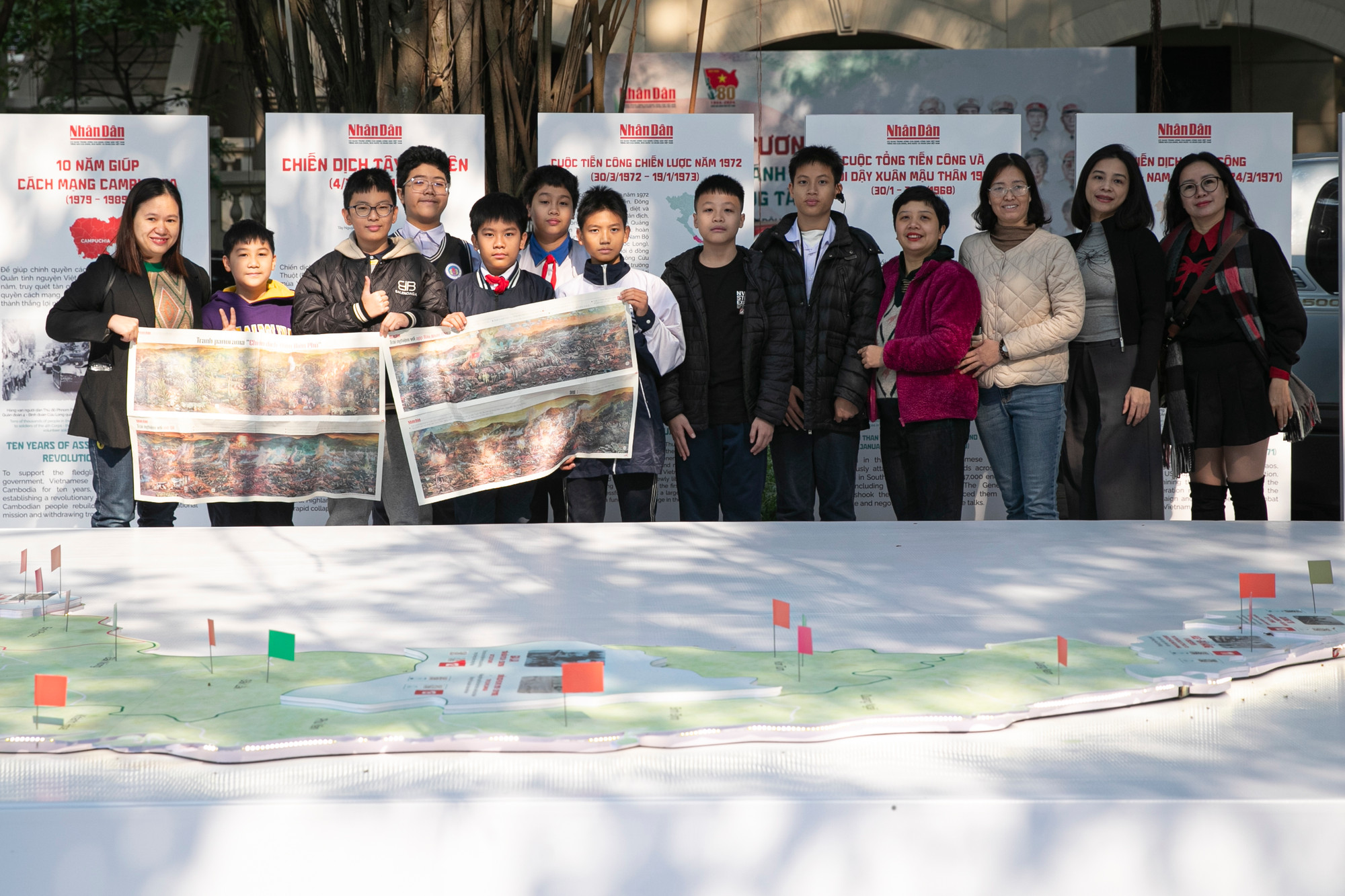 Các bạn học sinh lớp 7A12 trường THCS Ngô Sĩ Liên (quận Hoàn Kiếm, Hà Nội) trải nghiệm triển lãm cùng bức tranh panorama "Chiến dịch Điện Biên Phủ". Các bạn học sinh lớp 7A12 trường THCS Ngô Sĩ Liên (quận Hoàn Kiếm, Hà Nội) trải nghiệm triển lãm cùng bức tranh panorama "Chiến dịch Điện Biên Phủ".
