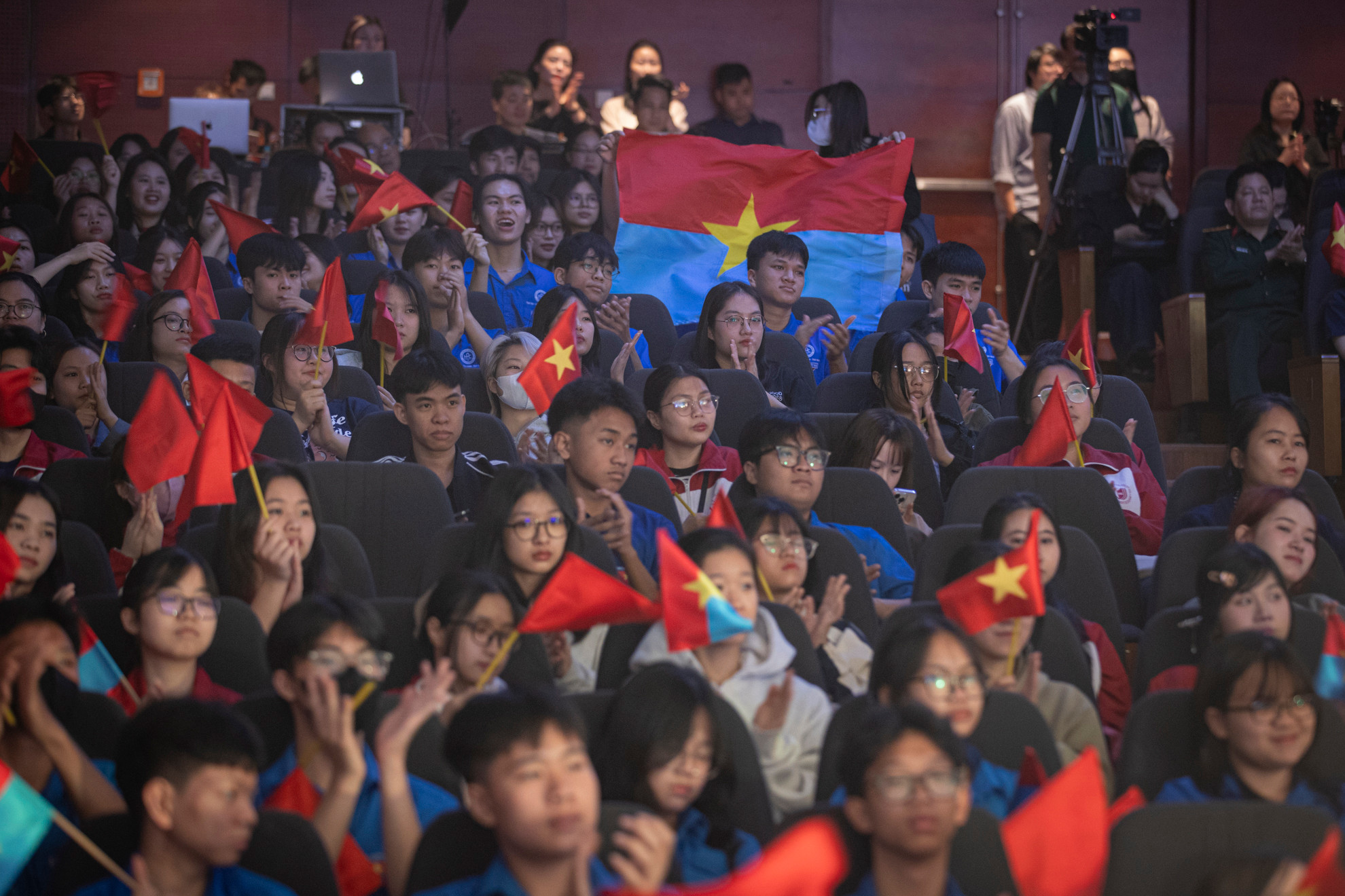 Chương trình "Hà Nội - Ý chí và niềm tin quyết thắng" không chỉ là dịp để ôn lại những ký ức lịch sử mà còn là dịp để thế hệ trẻ hiểu rõ hơn về ý nghĩa lịch sử cũng như bày tỏ lòng biết ơn đối với những anh hùng đã hy sinh cho sự nghiệp giải phóng dân tộc, thống nhất đất nước. Chương trình "Hà Nội - Ý chí và niềm tin quyết thắng" không chỉ là dịp để ôn lại những ký ức lịch sử mà còn là dịp để thế hệ trẻ hiểu rõ hơn về ý nghĩa lịch sử cũng như bày tỏ lòng biết ơn đối với những anh hùng đã hy sinh cho sự nghiệp giải phóng dân tộc, thống nhất đất nước.