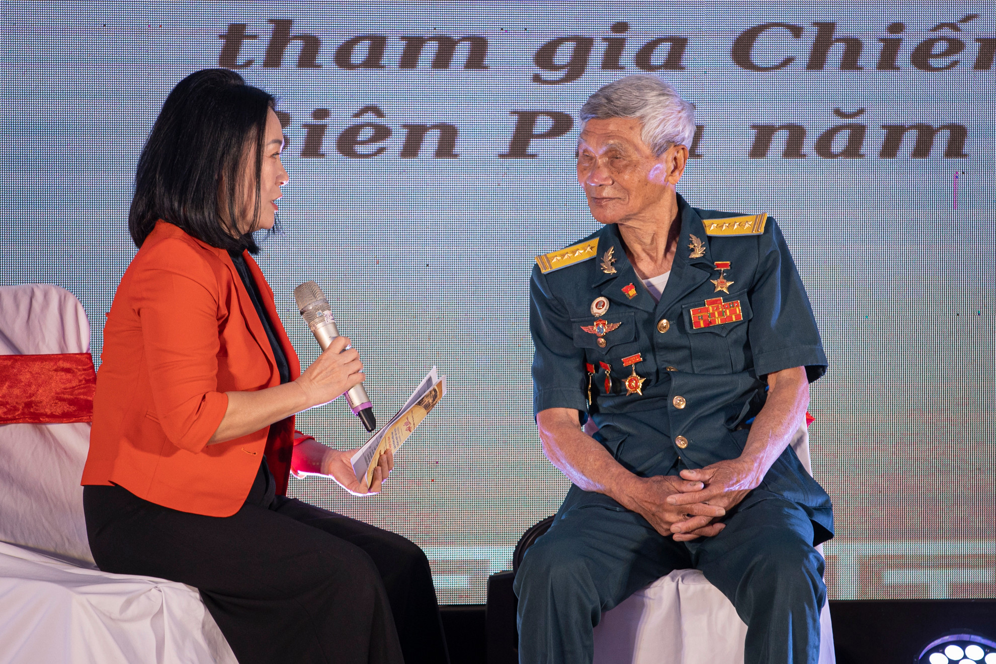 Đại tá Đinh Thế Văn, Anh hùng lực lượng vũ trang nhân dân từng tham gia hai cuộc chiến Điện Biên Phủ năm 1954 và Điện Biên Phủ trên không năm 1972, chia sẻ những ký ức về ý chí kiên cường, chiến thuật phòng không xuất sắc đã làm nên chiến thắng oanh liệt “Hà Nội, Điện Biên Phủ trên không". Đại tá Đinh Thế Văn, Anh hùng lực lượng vũ trang nhân dân từng tham gia hai cuộc chiến Điện Biên Phủ năm 1954 và Điện Biên Phủ trên không năm 1972, chia sẻ những ký ức về ý chí kiên cường, chiến thuật phòng không xuất sắc đã làm nên chiến thắng oanh liệt “Hà Nội, Điện Biên Phủ trên không".