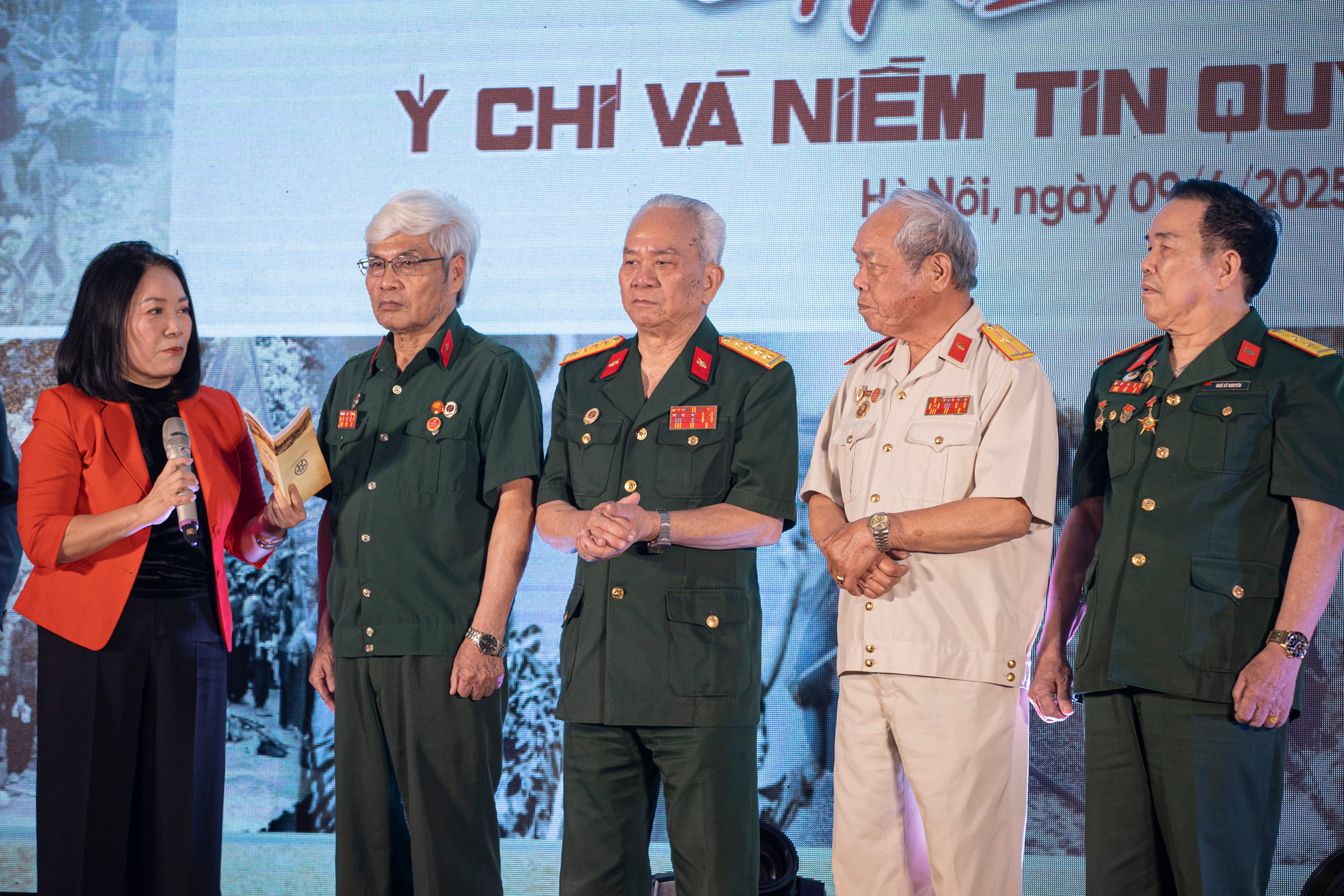 Kíp lái xe tăng 390 húc đổ cổng chính dinh Độc Lập ngày 30/4/1975 nói về những giây phút không quên. Kíp lái xe tăng 390 húc đổ cổng chính dinh Độc Lập ngày 30/4/1975 nói về những giây phút không quên.