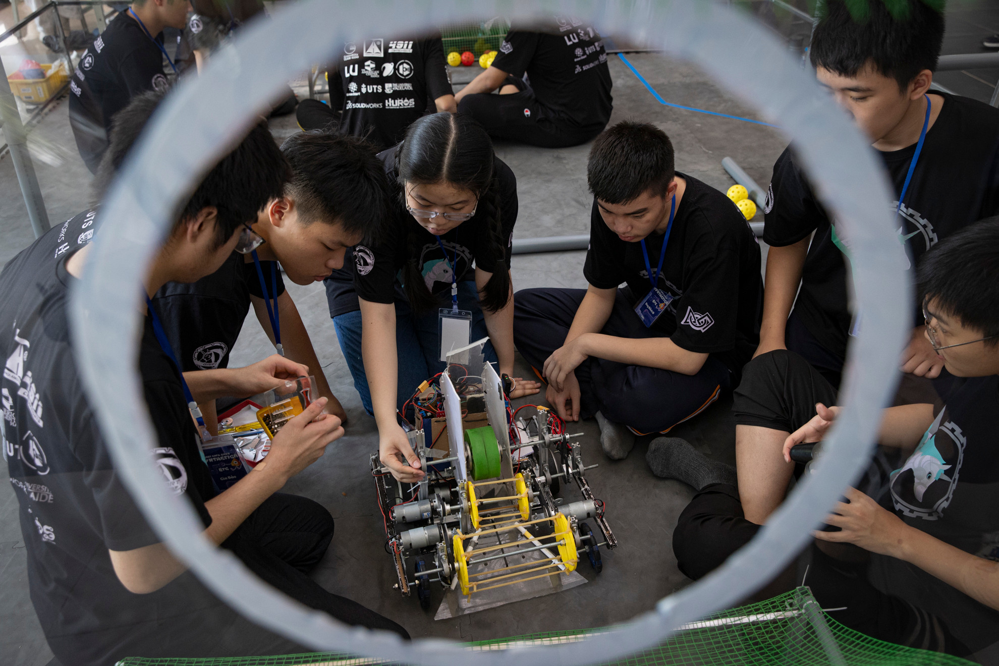 Đến với sự kiện, khách tham quan còn được tận mắt chứng kiến những trận đấu kịch tính giữa ba đội xanh, đỏ và vàng trong khuôn khổ trận chung kết Mock GART.