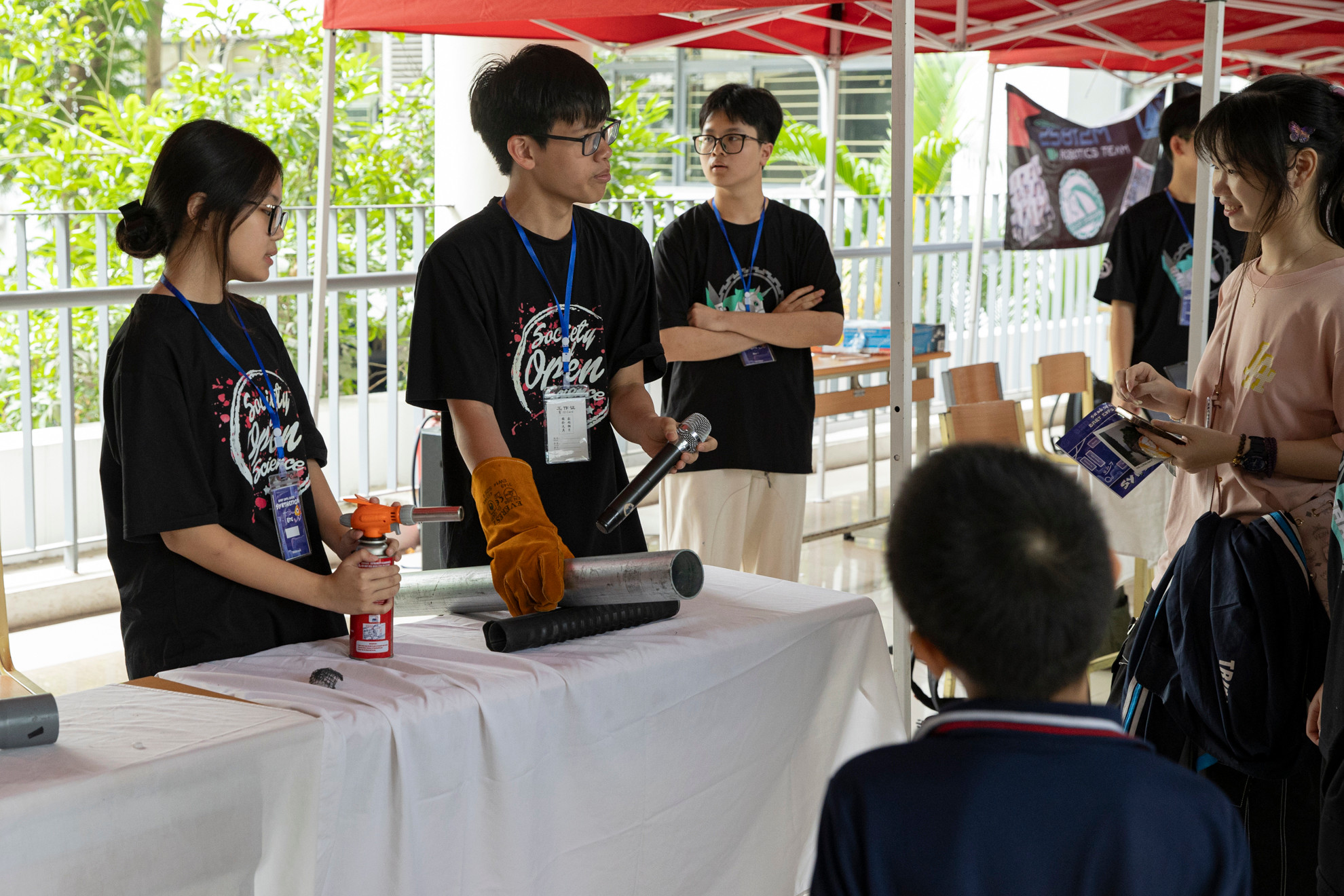 Các gian trưng bày tại sự kiện giới thiệu về sản phẩm khoa học ứng dụng của Câu lạc bộ, của các đội tuyển Khoa học kỹ thuật-công nghệ đến từ các trường THPT trên địa bàn.