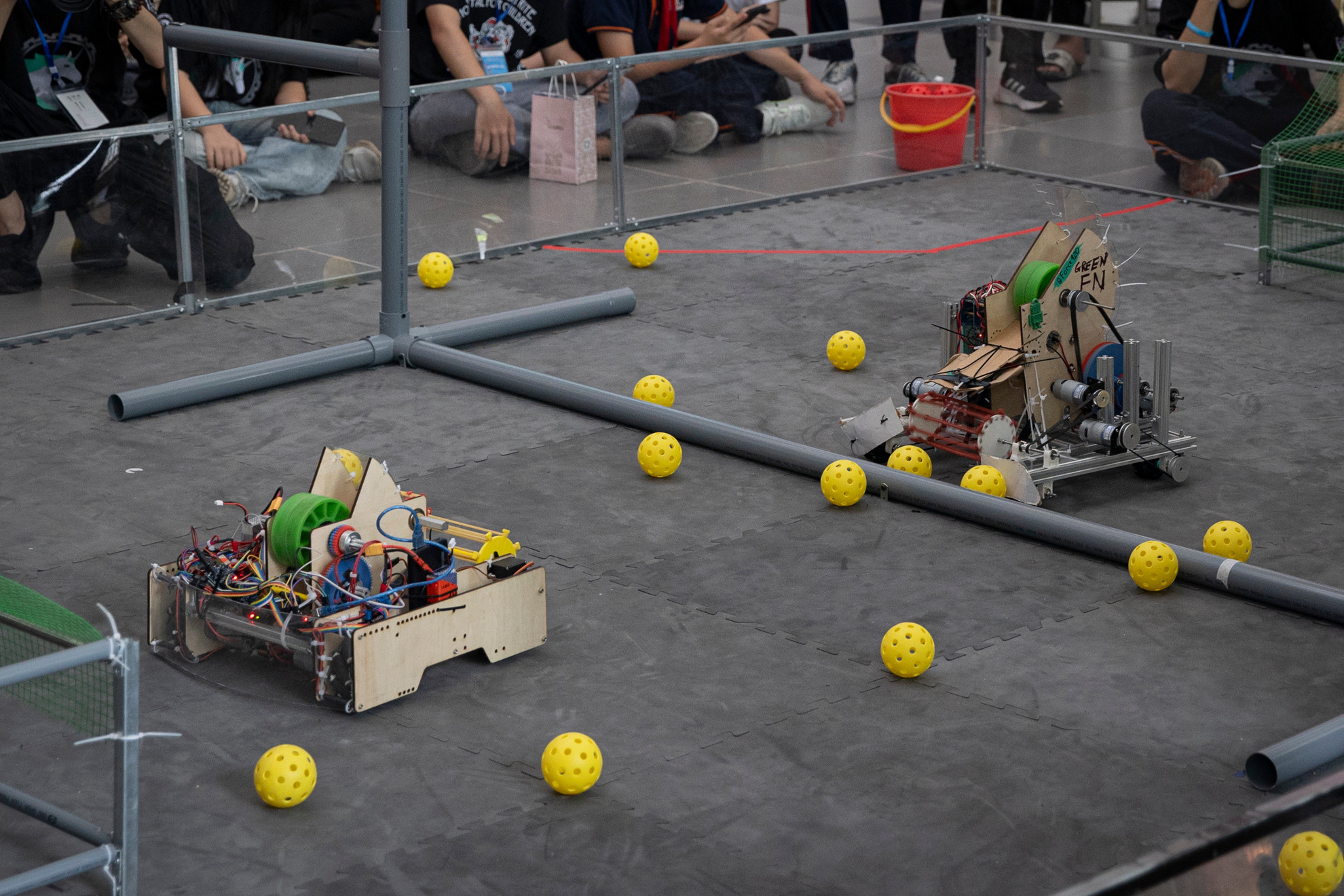 Sàn thi đấu được các thành viên câu lạc bộ GreenAms Robotics Team chuẩn bị cầu kỳ.