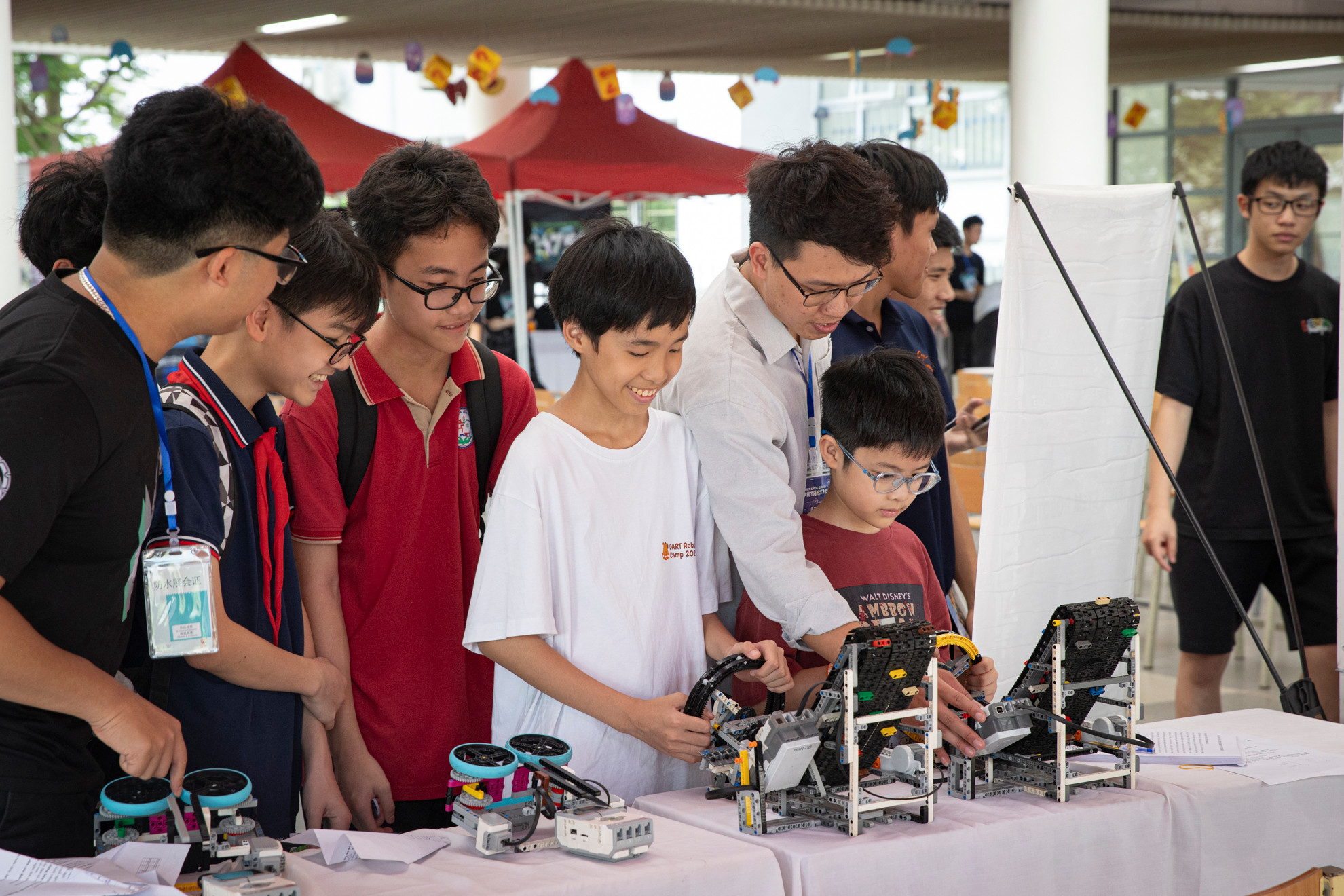 Các em học sinh được tiếp nhận nhiều kiến thức bổ ích và trải nghiệm thú vị về lĩnh vực STEM và Robotics.