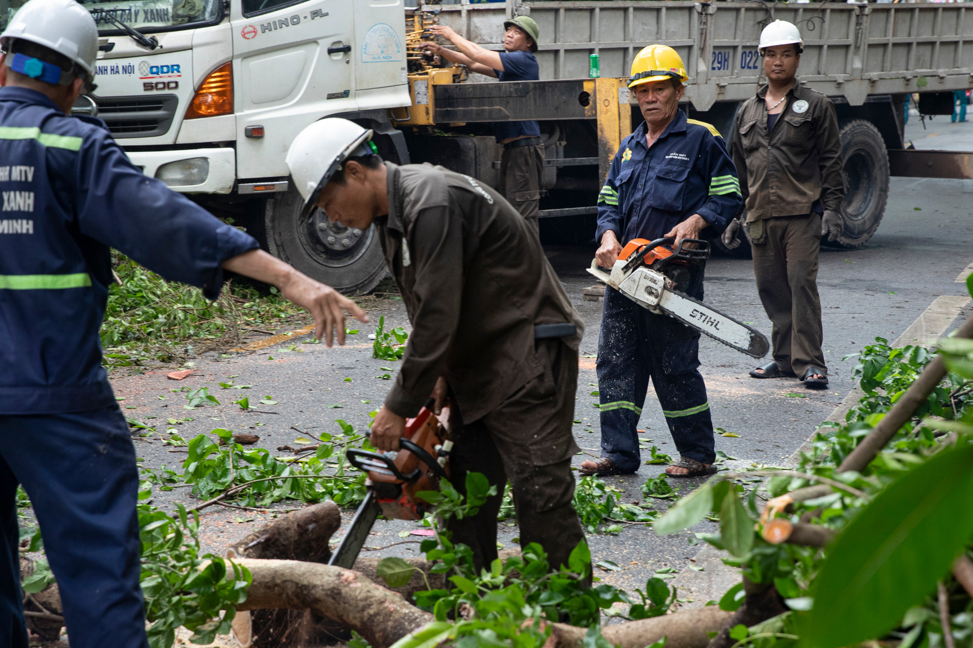 “Trước mắt, chúng tôi sẽ tiến hành hỗ trợ khắc phục, thu dọn cây xanh bị ngã đổ tại hai thành phố để bảo đảm giao thông đi lại cho nhân dân” - ông Lê Tuấn Kiệt - một thành viên của đoàn chia sẻ.