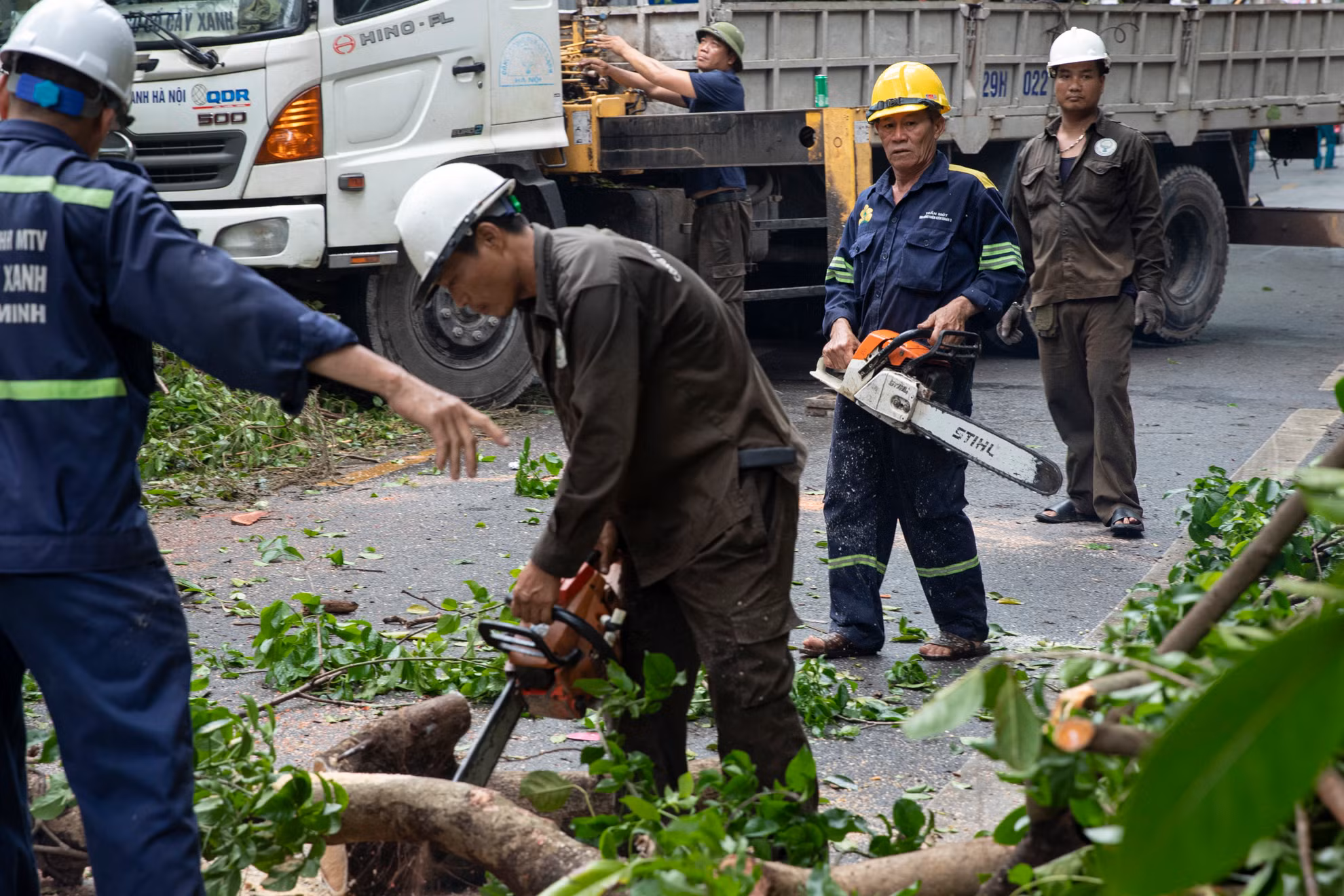 “Trước mắt, chúng tôi sẽ tiến hành hỗ trợ khắc phục, thu dọn cây xanh bị ngã đổ tại hai thành phố để bảo đảm giao thông đi lại cho nhân dân” - ông Lê Tuấn Kiệt - một thành viên của đoàn chia sẻ.