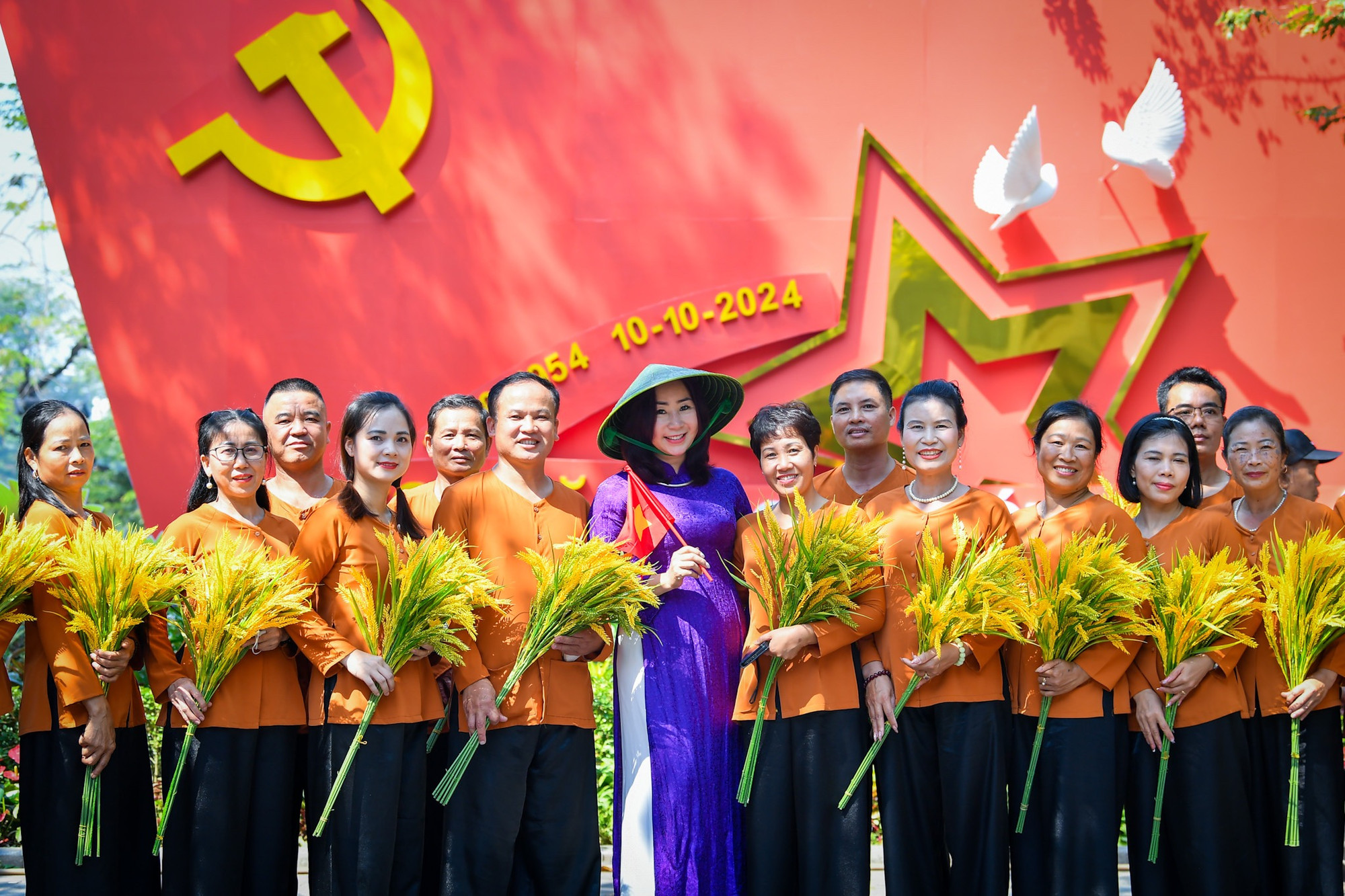 Chị Kim Anh (Hà Nội) cho biết "Bản thân đã háo hức chờ đợi sự kiện lớn của Thủ đô, khi nhìn thấy đoàn diễu hành đi ngang qua cảm nhận được không khí rất sôi động và hào hùng".