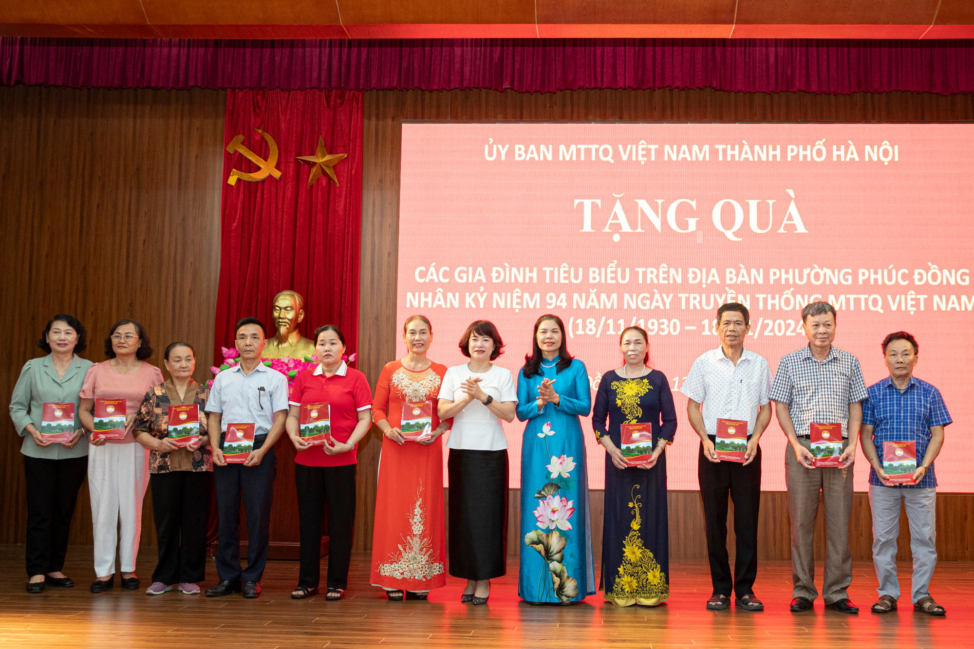 Đồng chí Đặng Thị Phương Hoa, Phó Chủ tịch Ủy ban Mặt trận Tổ quốc Việt Nam thành phố Hà Nội trao quà, tặng các hộ gia đình.