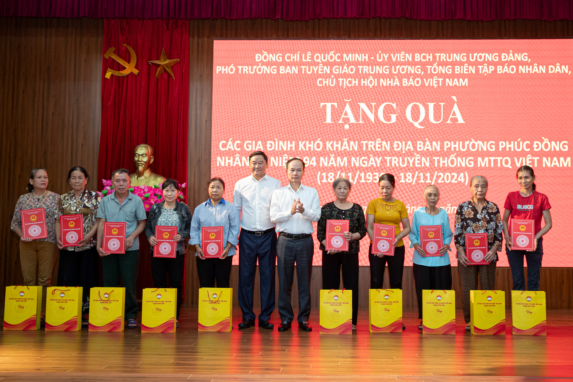 Đại diện lãnh đạo phường Phúc Đồng (quận Long Biên) trao quà, tặng các hộ gia đình khó khăn, hộ cận nghèo trên địa bàn.