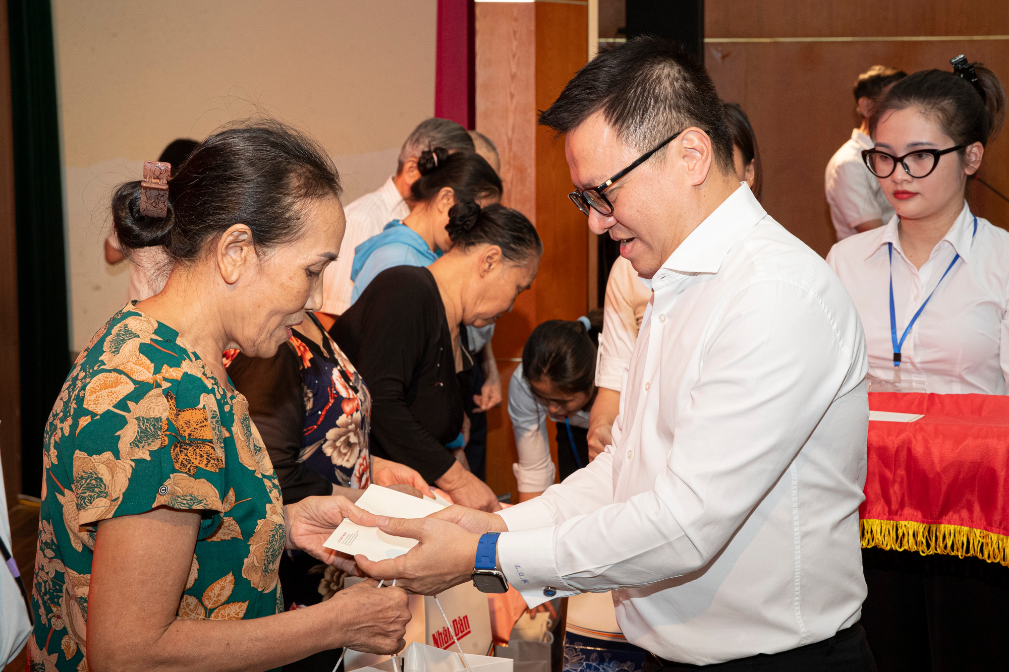 Đồng chí Lê Quốc Minh thăm, tặng quà các gia đình khó khăn.