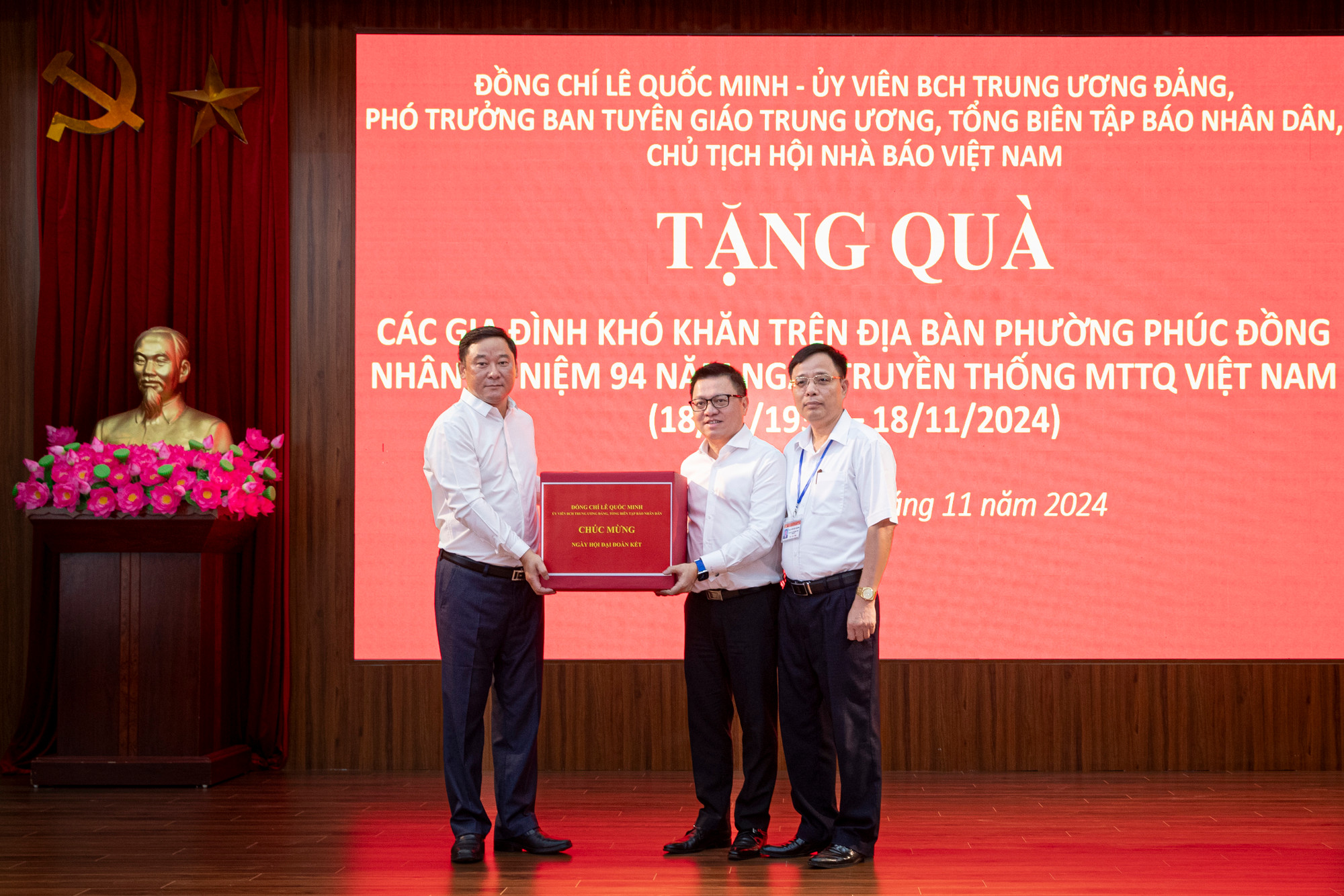 Đồng chí Lê Quốc Minh trao quà, tặng phường Phúc Đồng, quận Long Biên nhân kỷ niệm 94 năm Ngày truyền thống Mặt trận Tổ quốc Việt Nam.